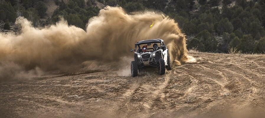 Can-Am Maverick X3 roulant à pleine vitesse sur une dune dans le désert