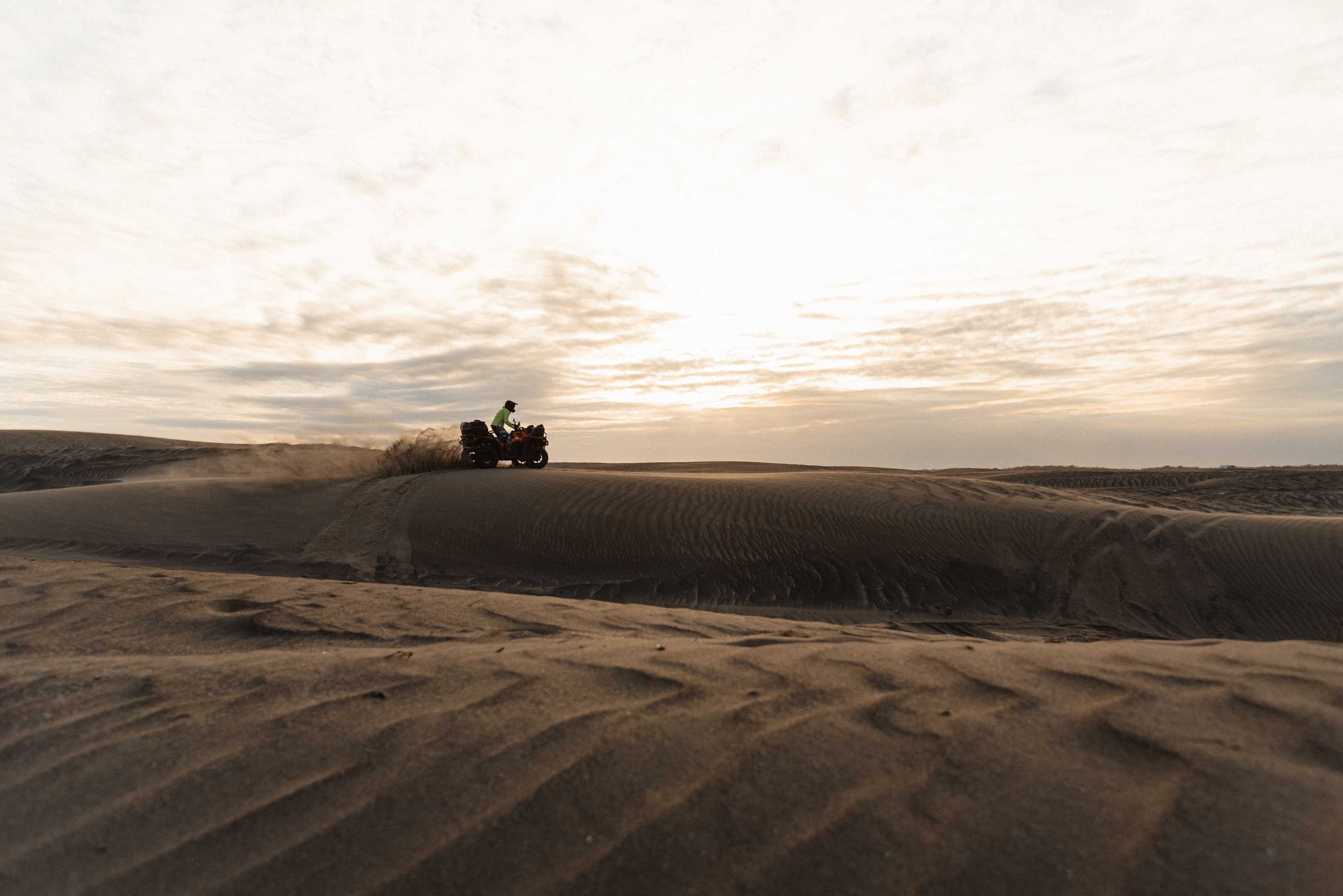 Foto de acción de vehículo en las dunas 