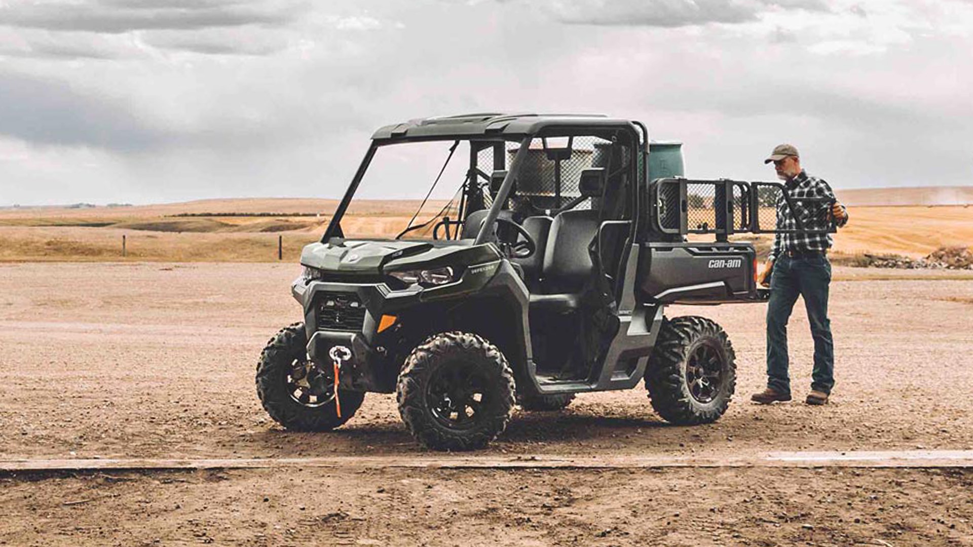 Un homme charge son Can-Am Defender