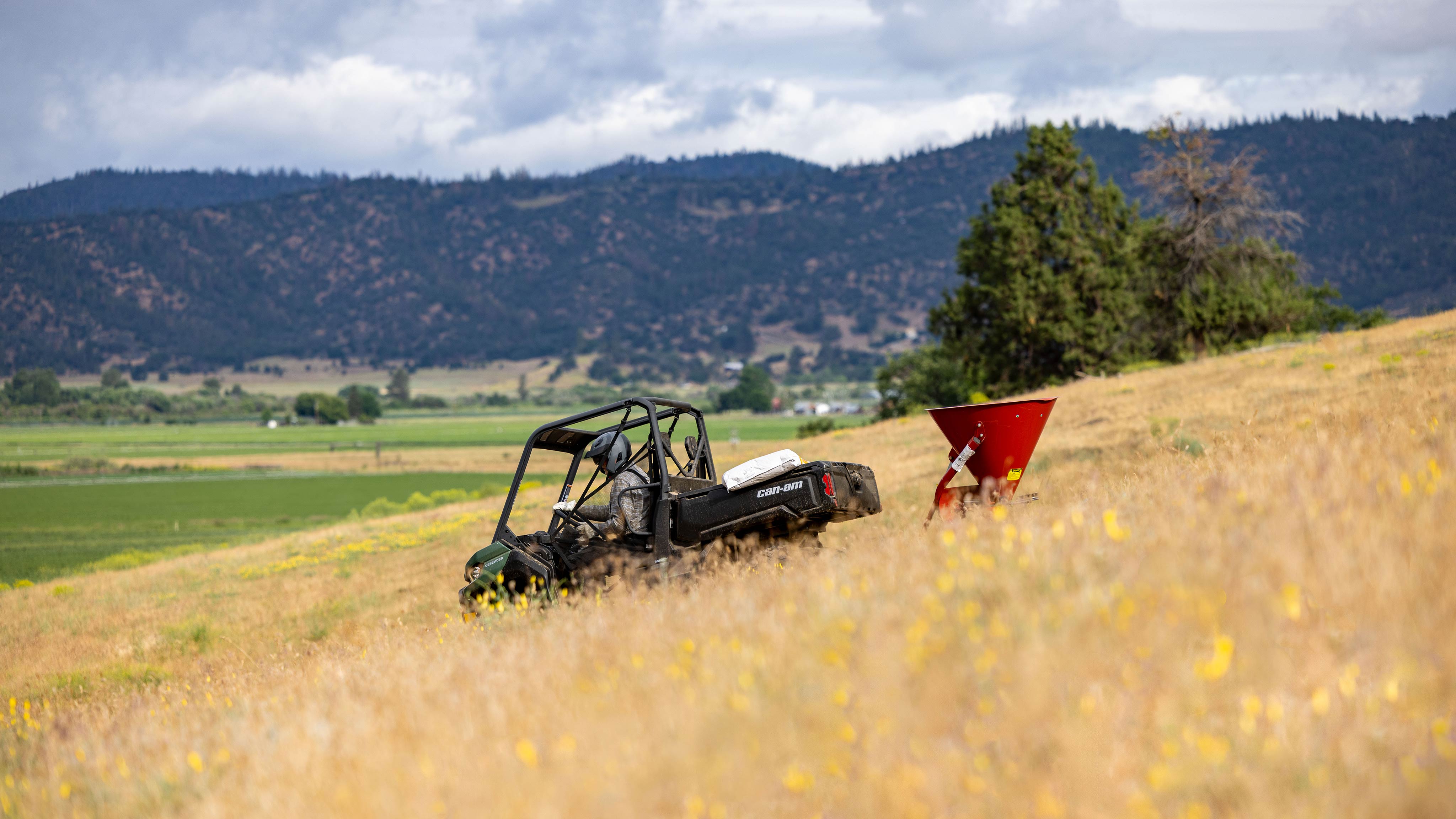 A Can-Am Defender DPS HD7 2025 working in the field