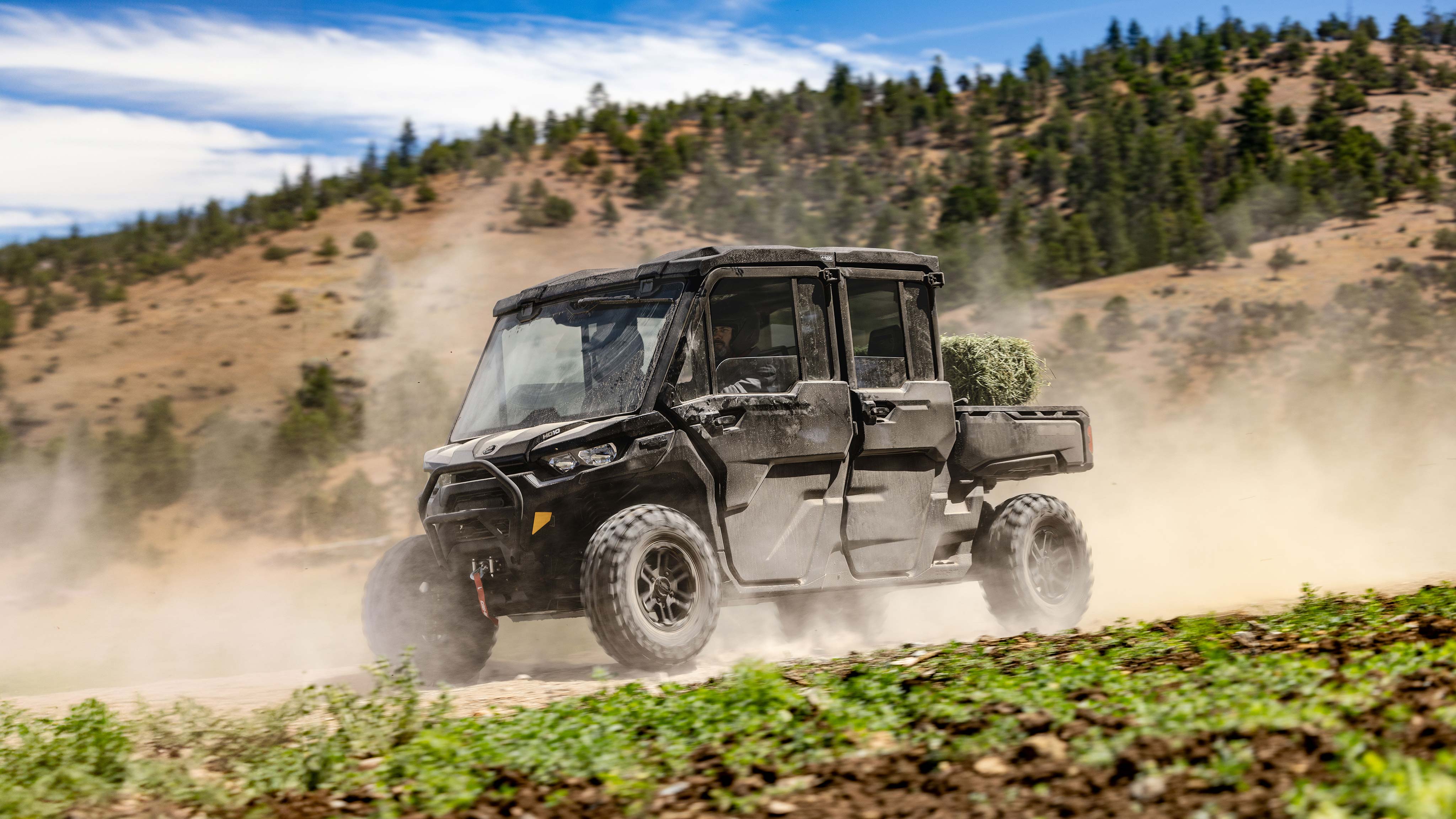 Can-Am Defender MAX Limited SxS 2024 estacionado en una granja