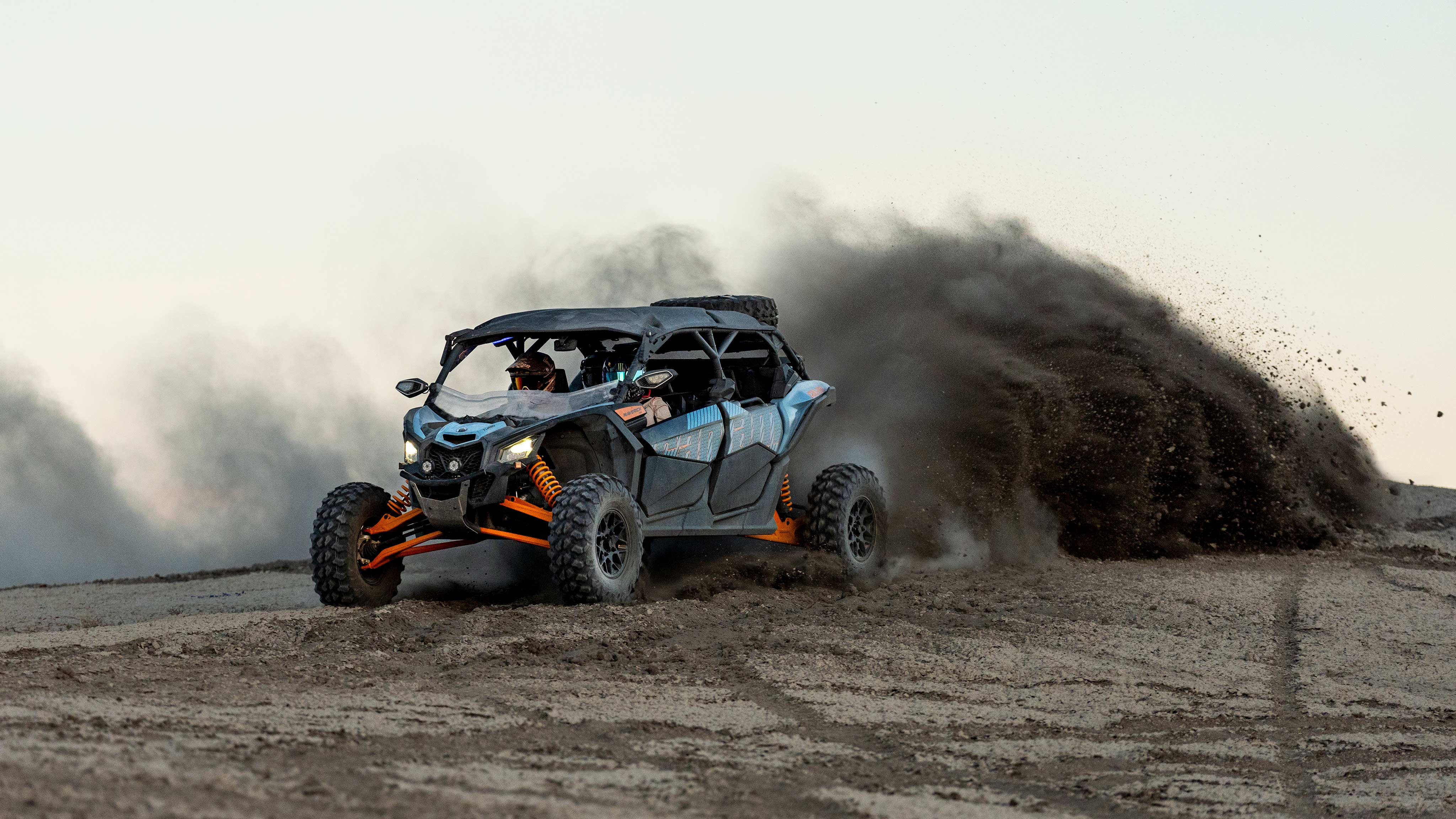 Un Can-Am Maverick MAX RS Turbo 2025 sur un sentier de terre