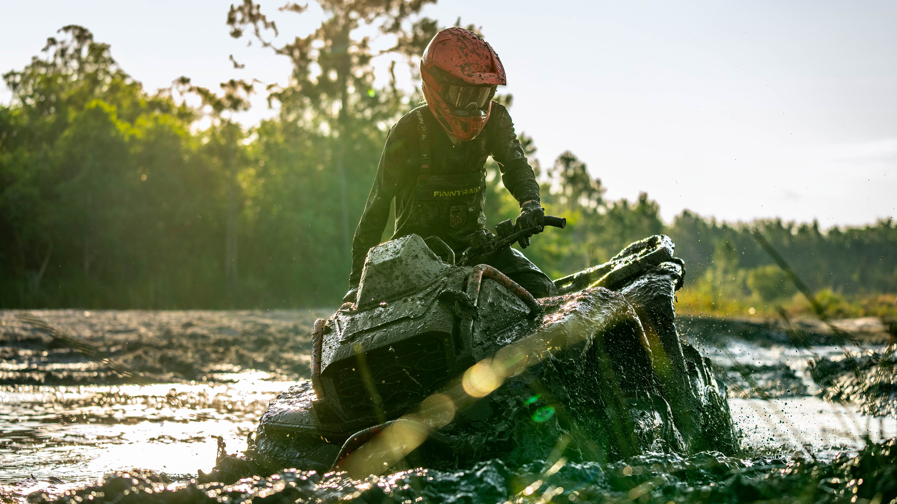 Un conductor circulando por el barro con su nuevo Can-Am Outlander X MR 1000R 2025 