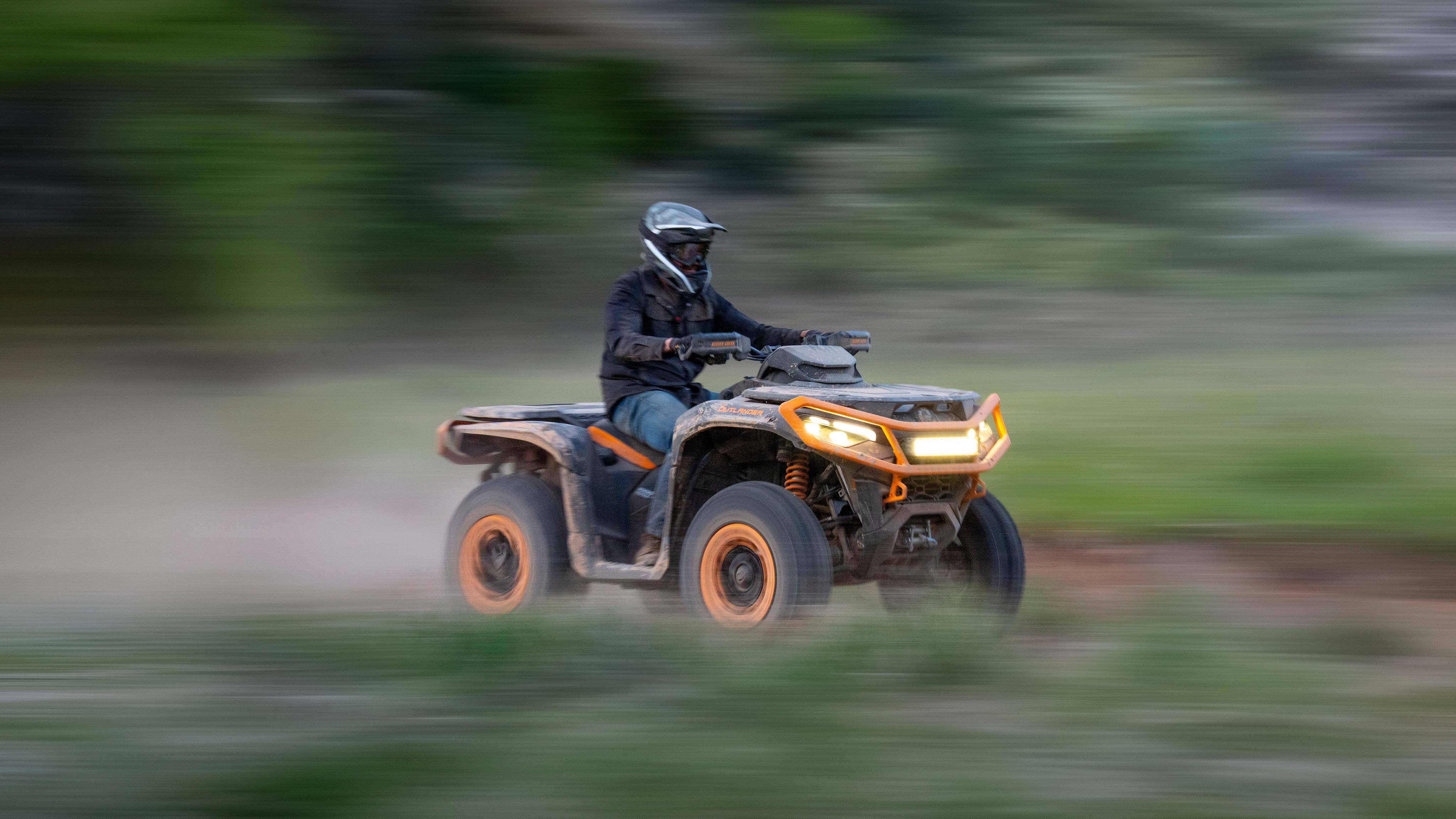 O quadriciclo Can-Am Outlander XT 1000R 2025 a toda velocidade na floresta