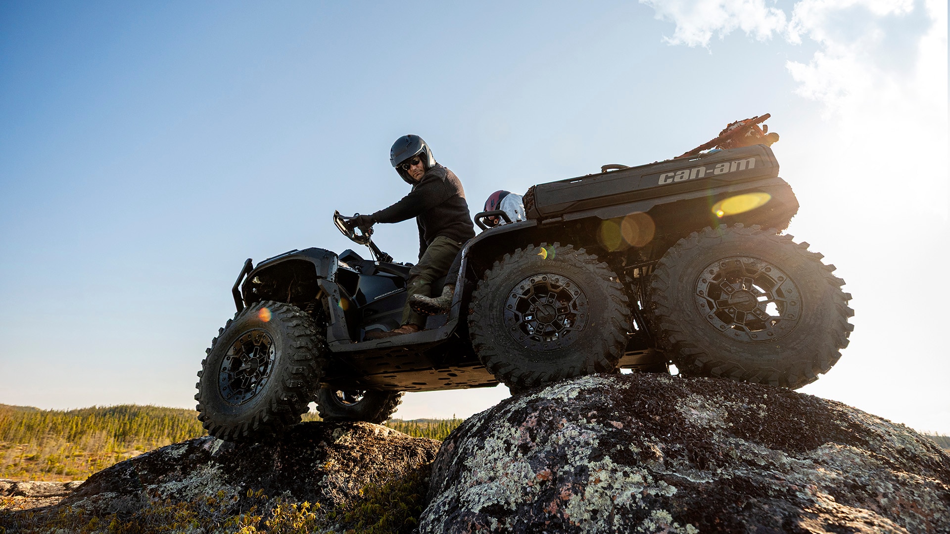 Un Can-Am Outlander MAX 6x6 2026 conçu pour le travail, manœuvrant sur un terrain difficile