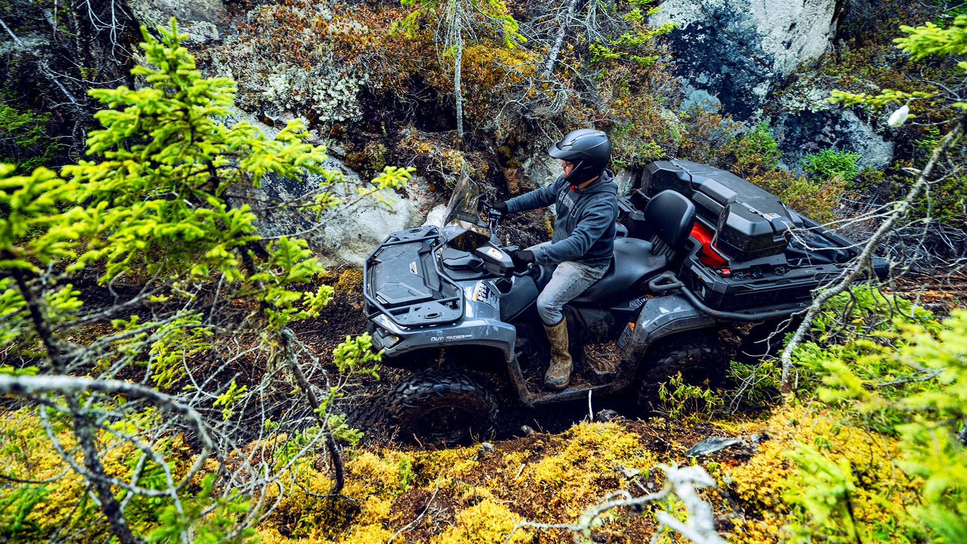 Vue aérienne d'un pilote et de son VTT Can-Am Outlander 6x6 2026 dans un sentier étroit