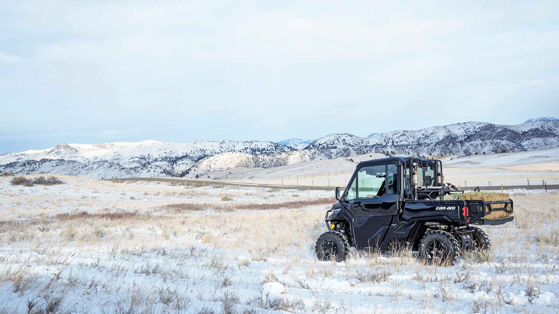 Can-Am Defender XT en un campo nevado