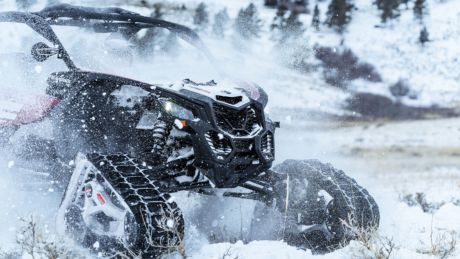Can-Am Maverick X3 SxS, equipado con un sistema de orugas, conduciendo a través de la nieve.