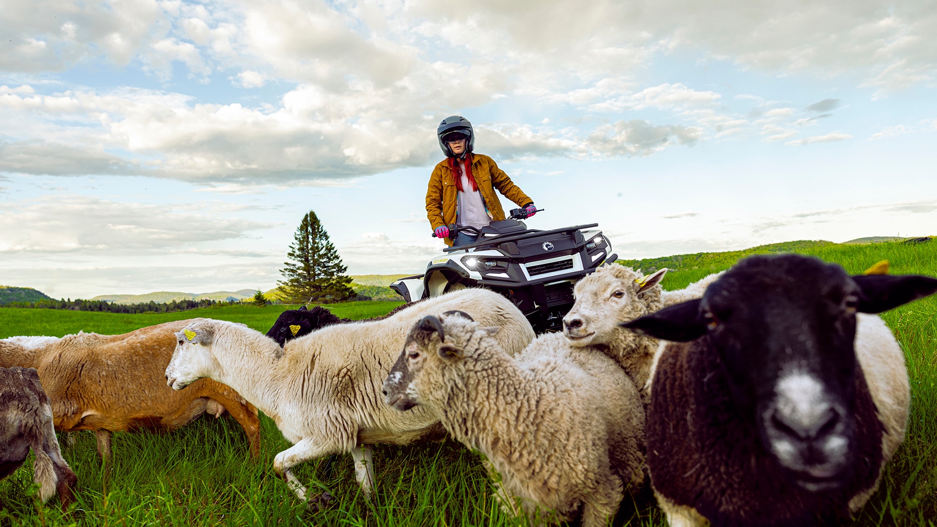 A 2026 Can-Am Outlander Electric sur une ferme