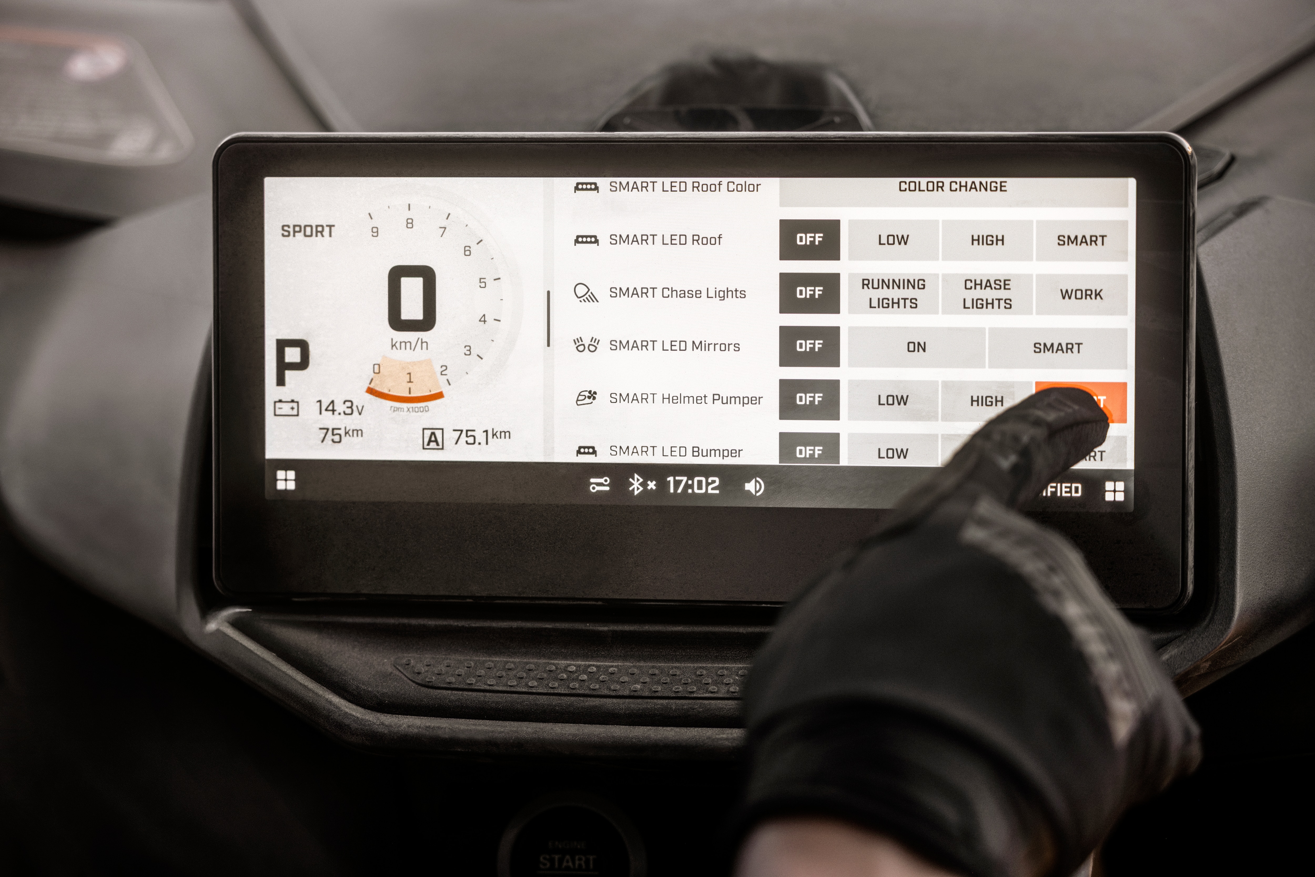 Un conducteur appuyant sur l’écran tactile de son nouveau côte à côte Can-Am Maverick R MAX 2027