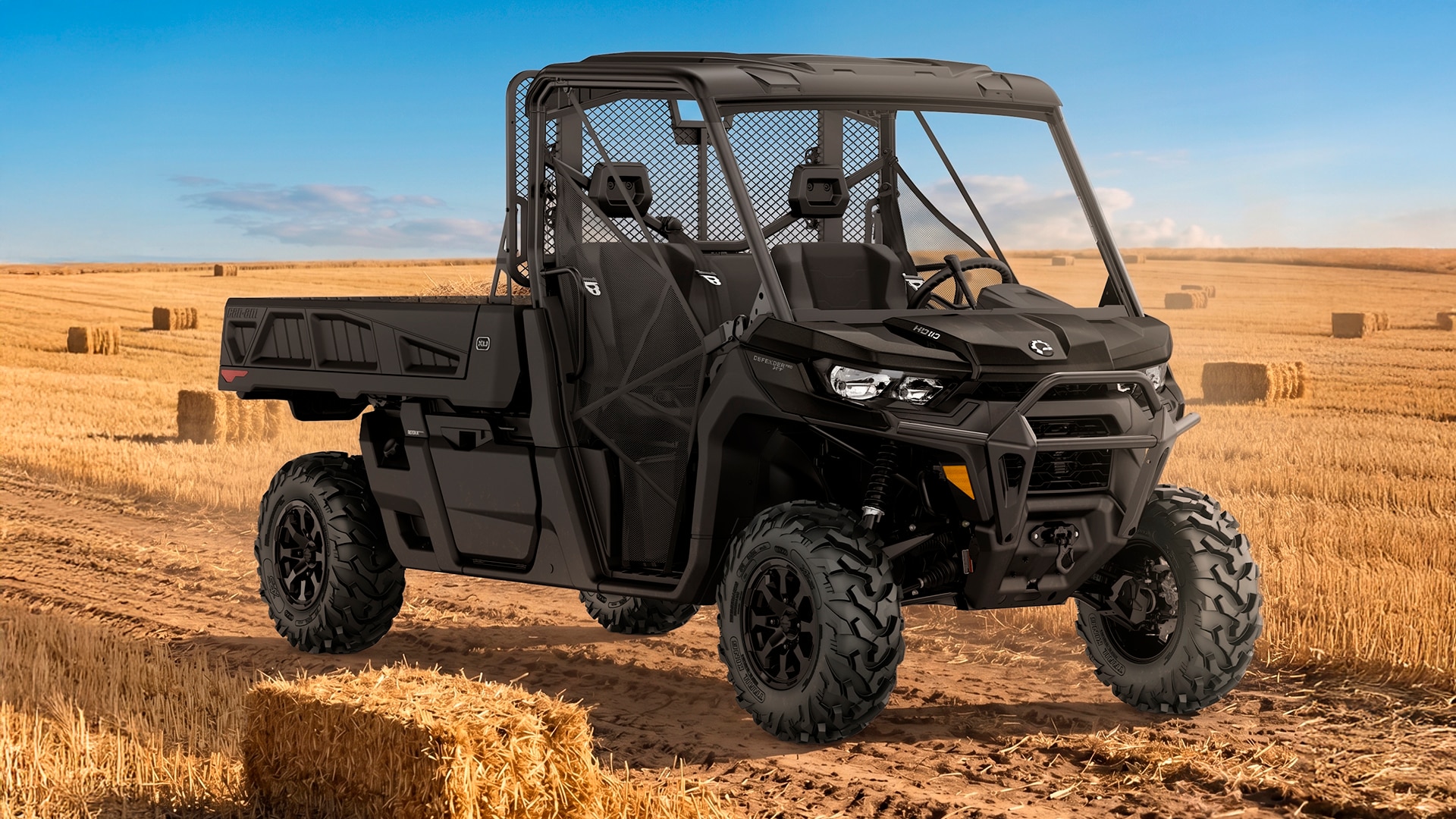 Un Can-Am Defender XU PRO/6X6 HD10 dans un ranch