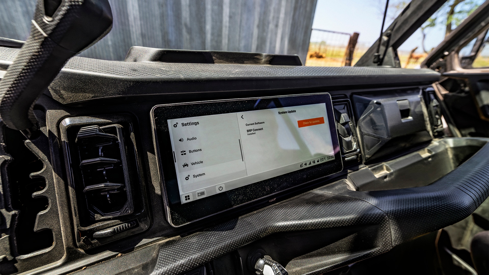 L'écran intégré à l'intérieur du nouveau véhicule côte à côte Defender XU HD10/HD11 