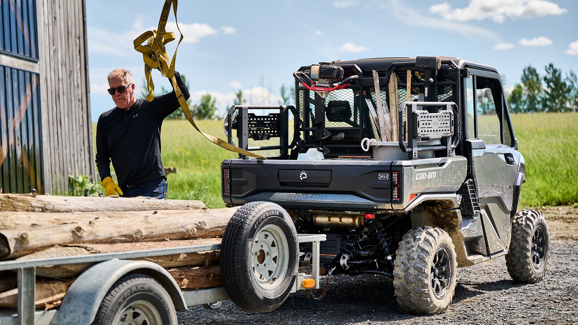 Un homme travaillant près de son tout nouveau Can-Am Defender XU HD10/HD11 2027