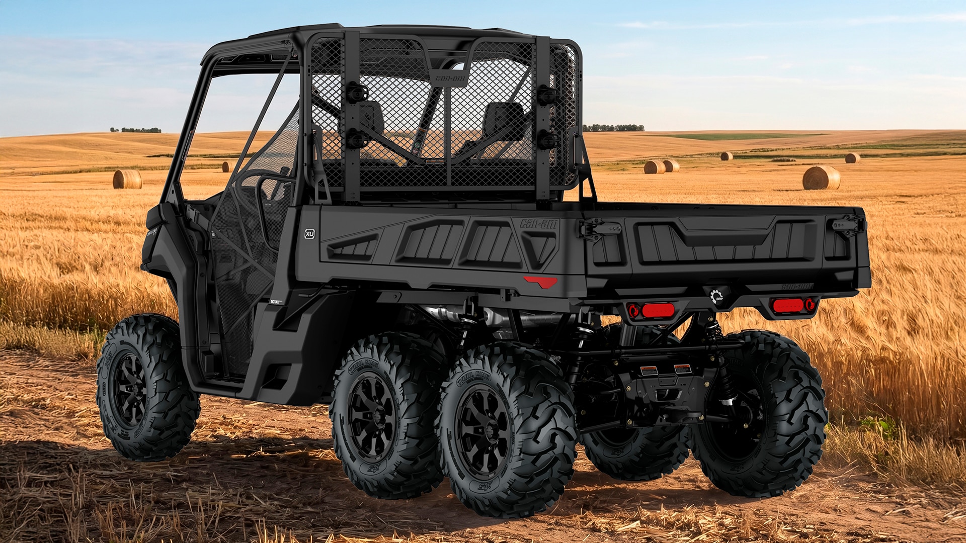 Un Can-Am Defender XU PRO/6X6 2027 stationné dans un ranch