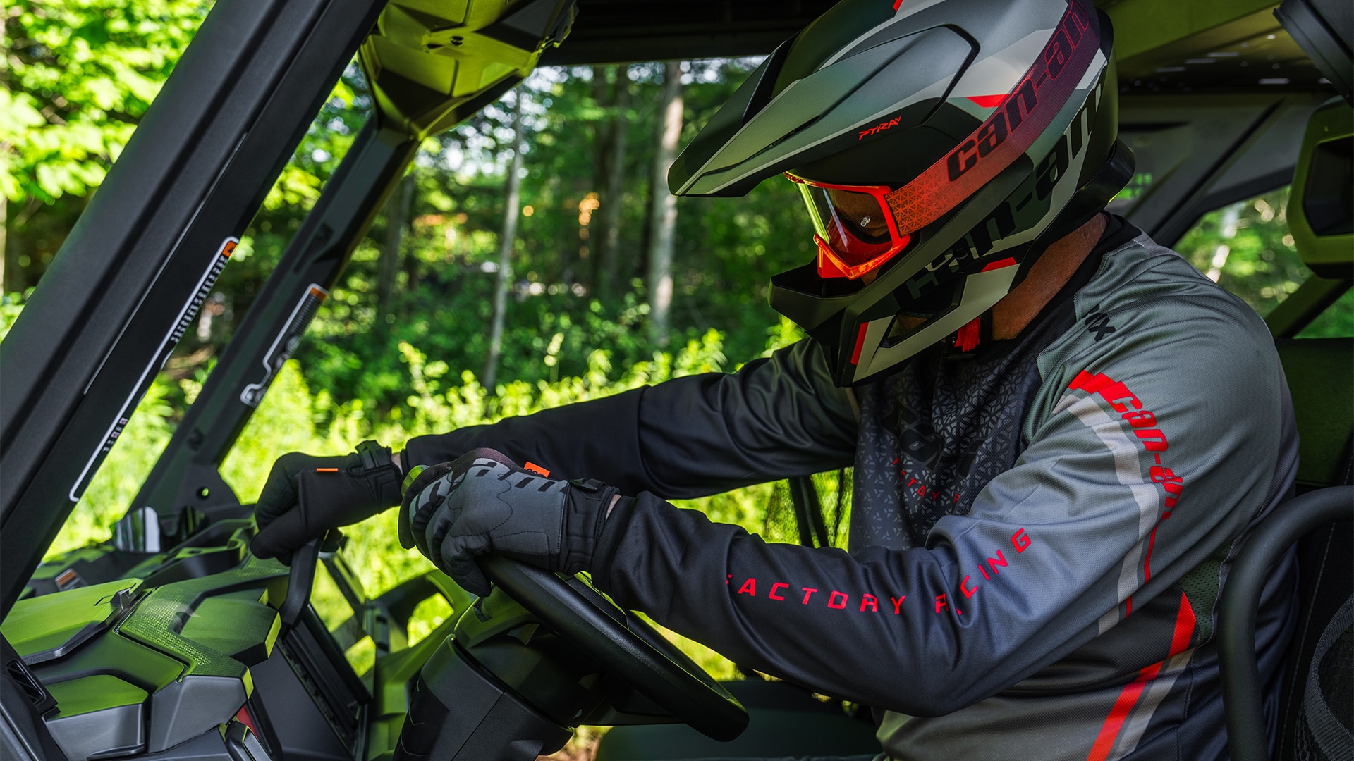 Un homme vêtu de vêtements Can-Am, au volant de son Defender XU PRO/6X6 HD10 2027