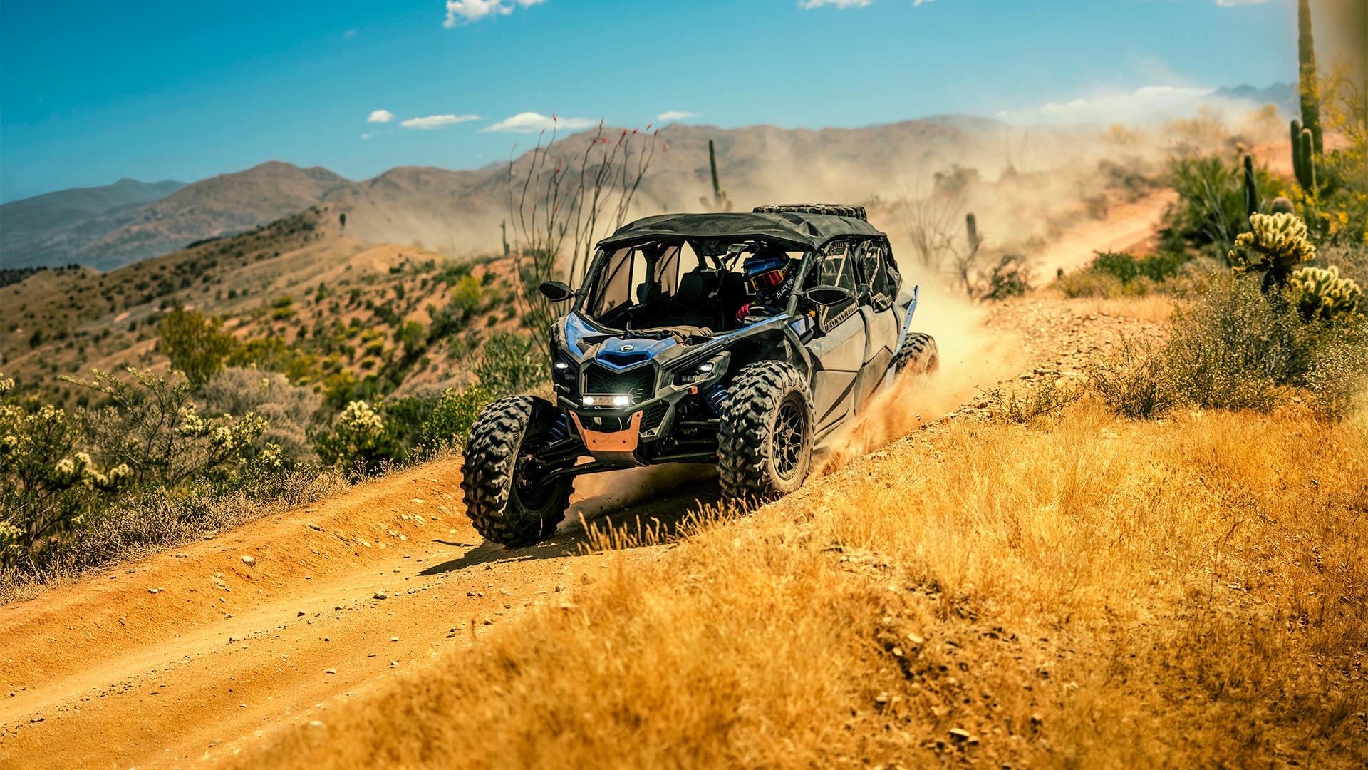 Un conductor en su vehículo side-by-side Can-Am Maverick X3 2027 por un sendero en el desierto