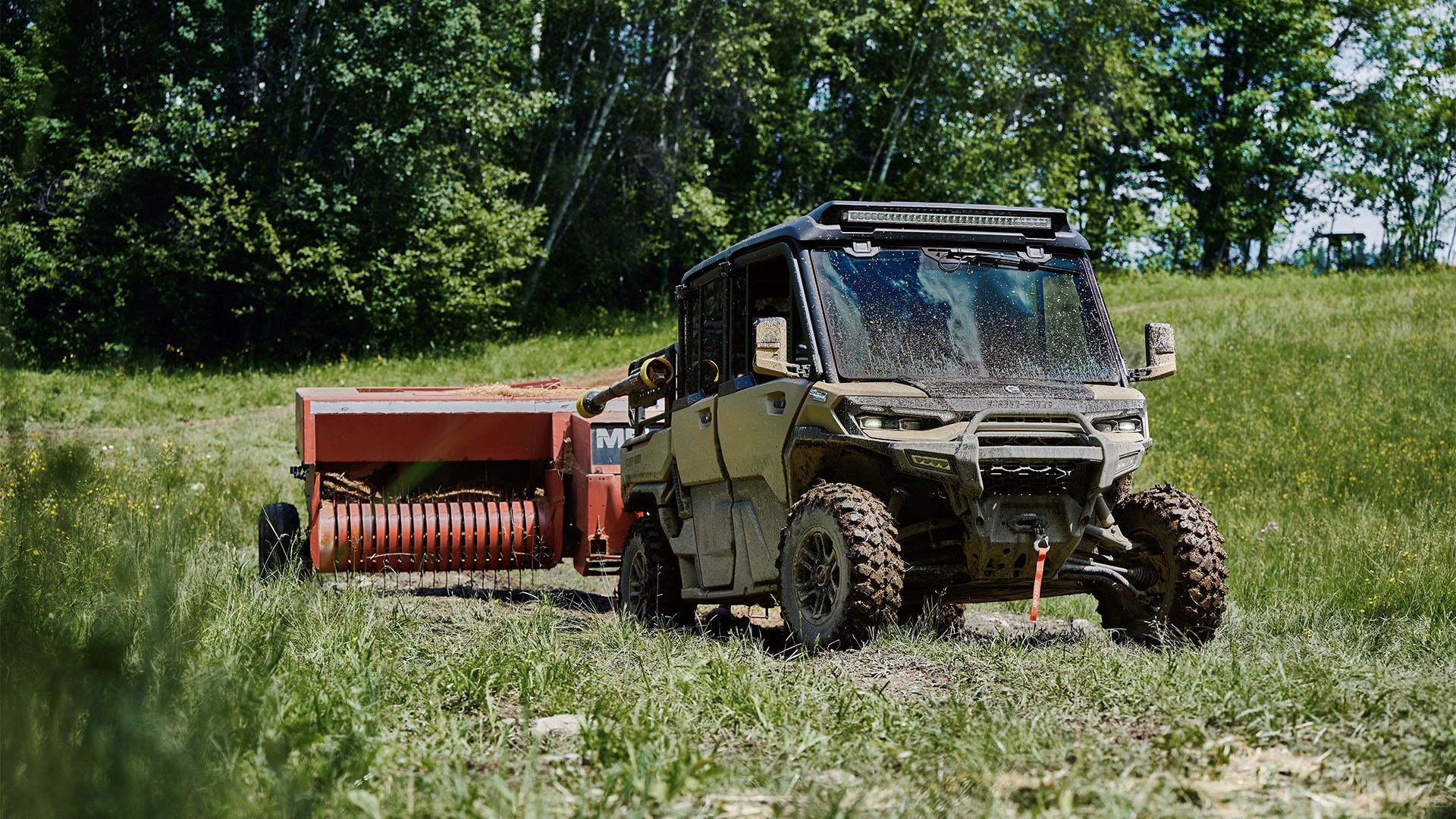 Le tout nouveau Can-Am Defender XU HD10/HD11 2027 travaillant la terre sur une ferme