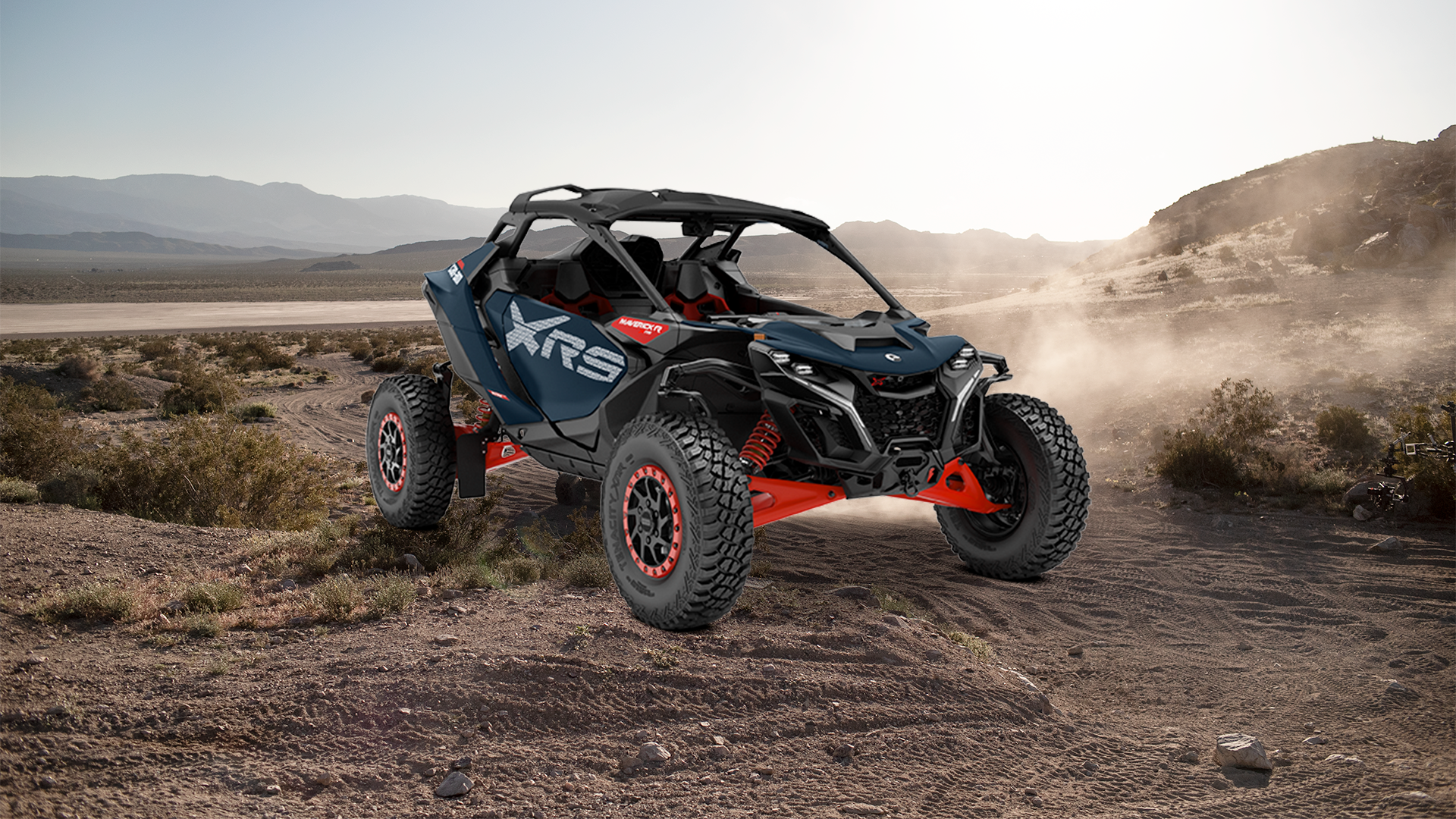 Modelo Maverick R X rs 2026 perto de uma estrada em um deserto.