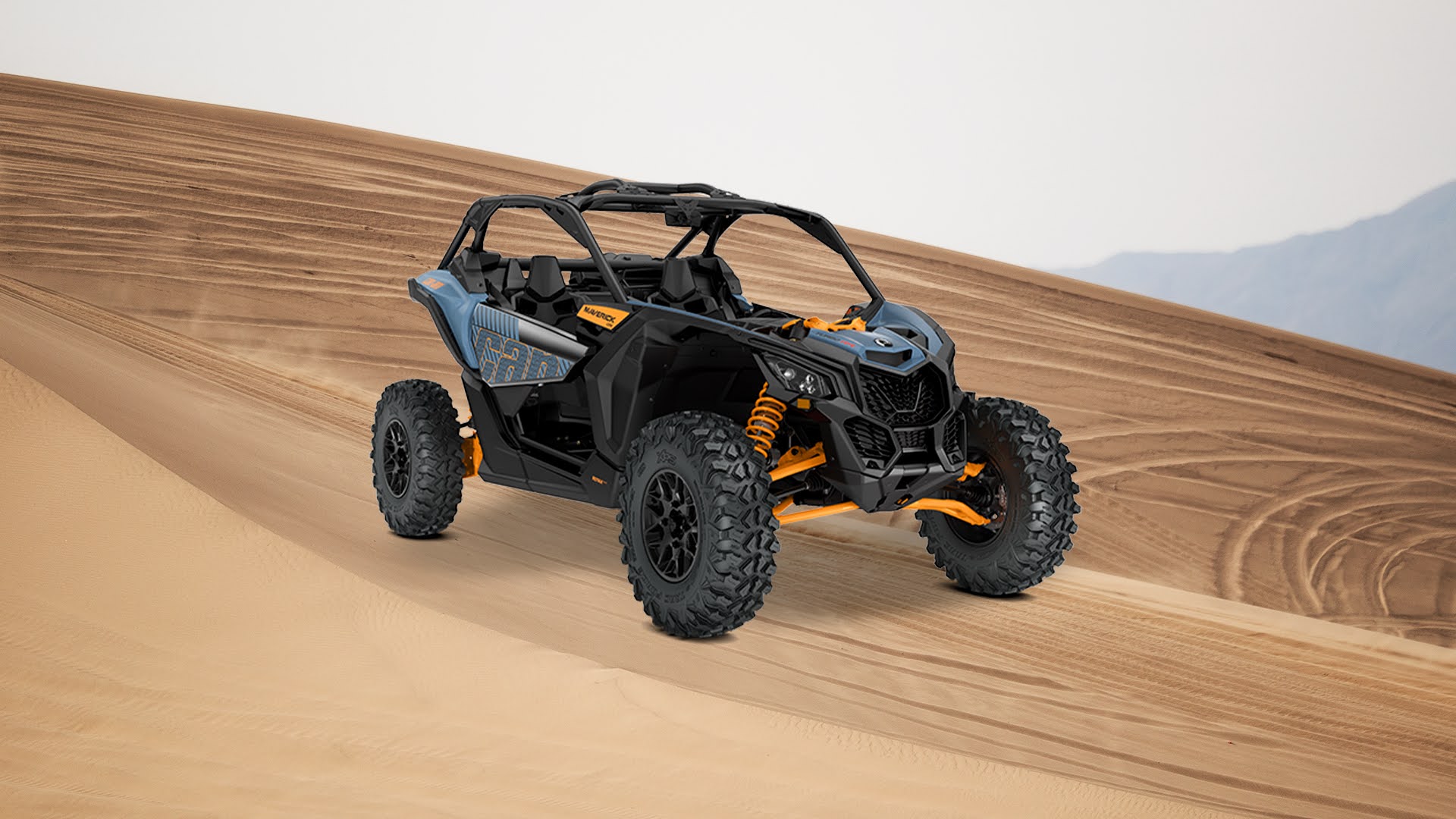 Modelo Maverick X3 DS Turbo 2025 em dunas.