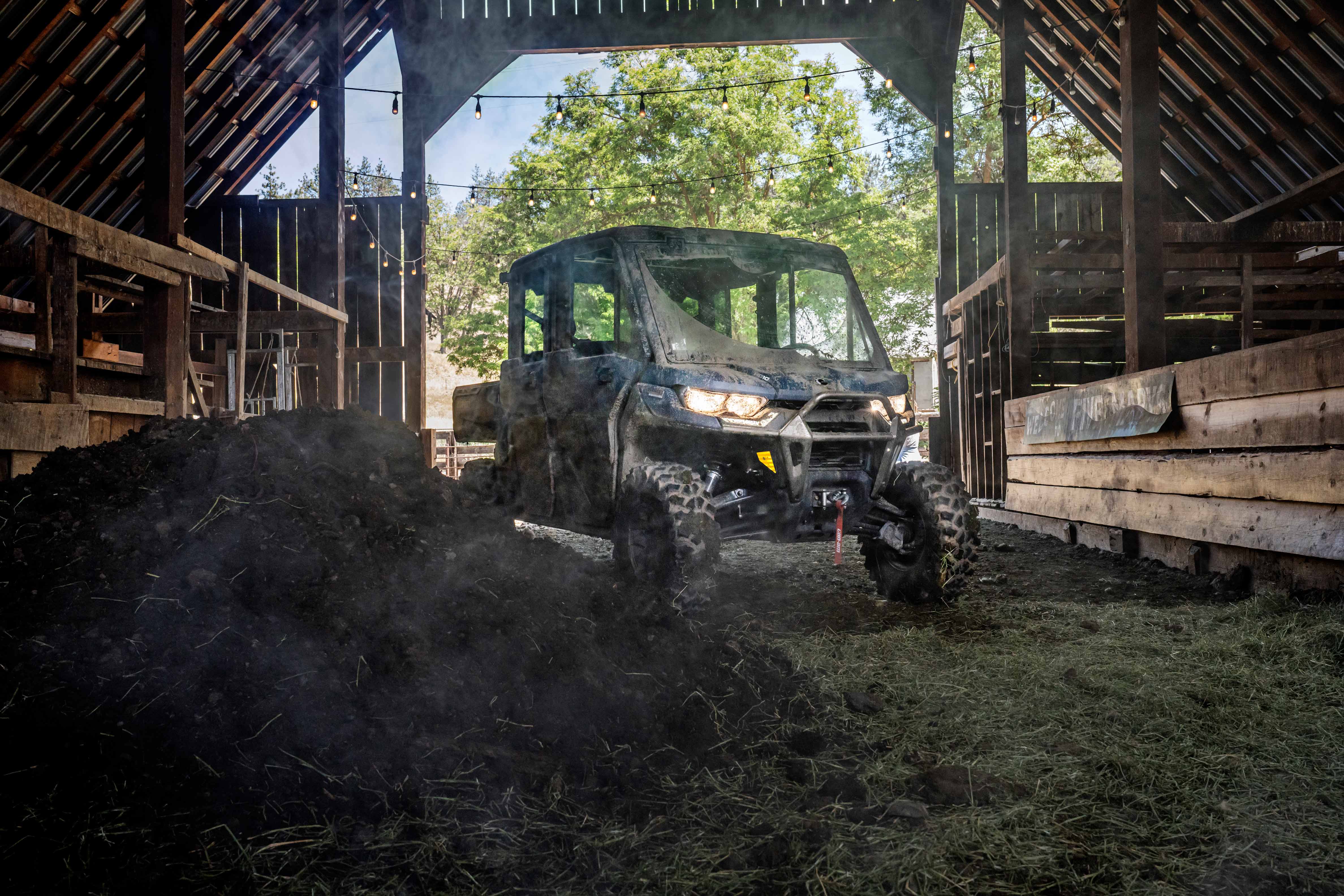 Hombre conduciendo su Defender a través de un camino lodoso