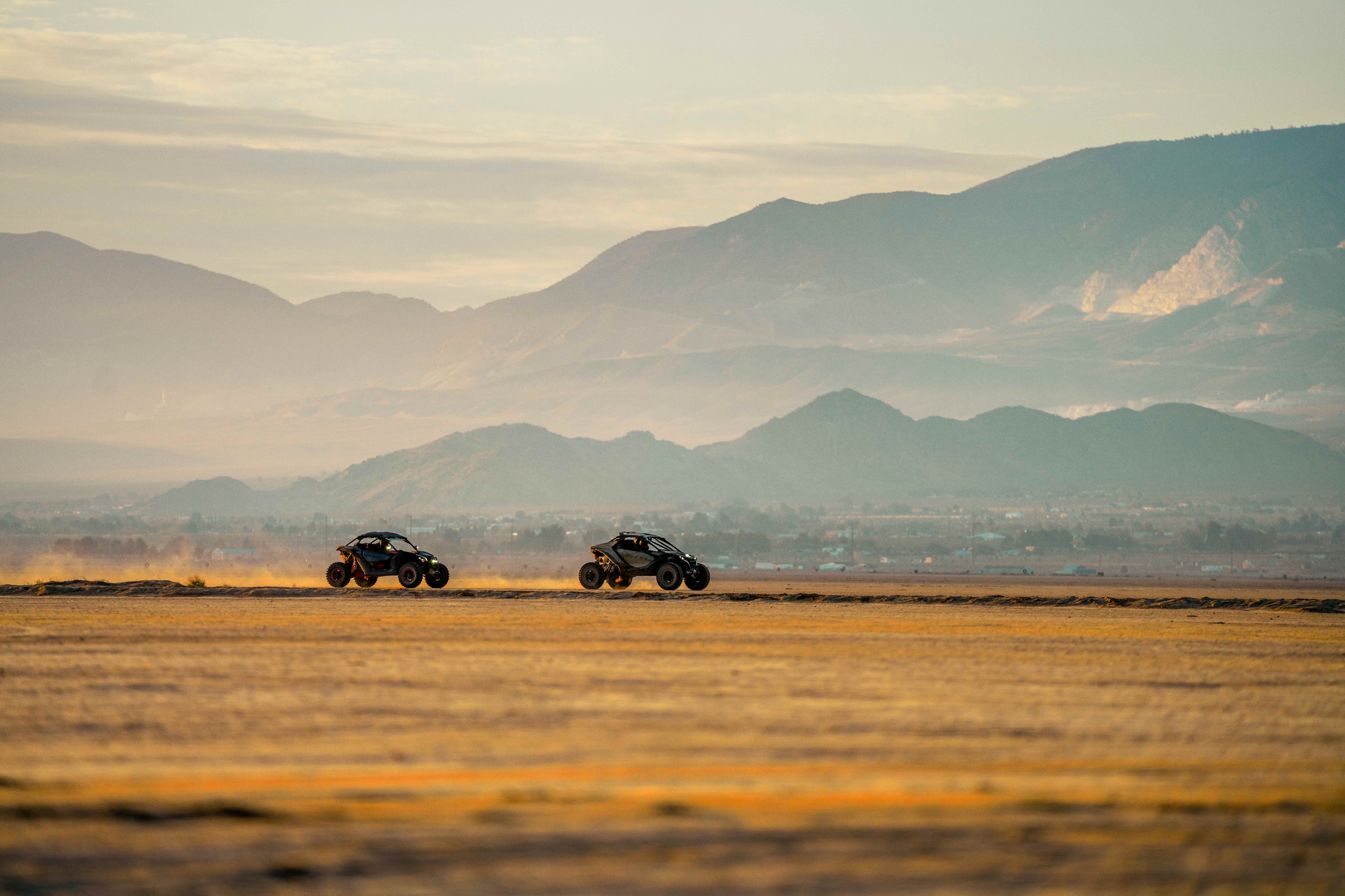 Dos Maverick atravesando el desierto velozmente durante el atardecer