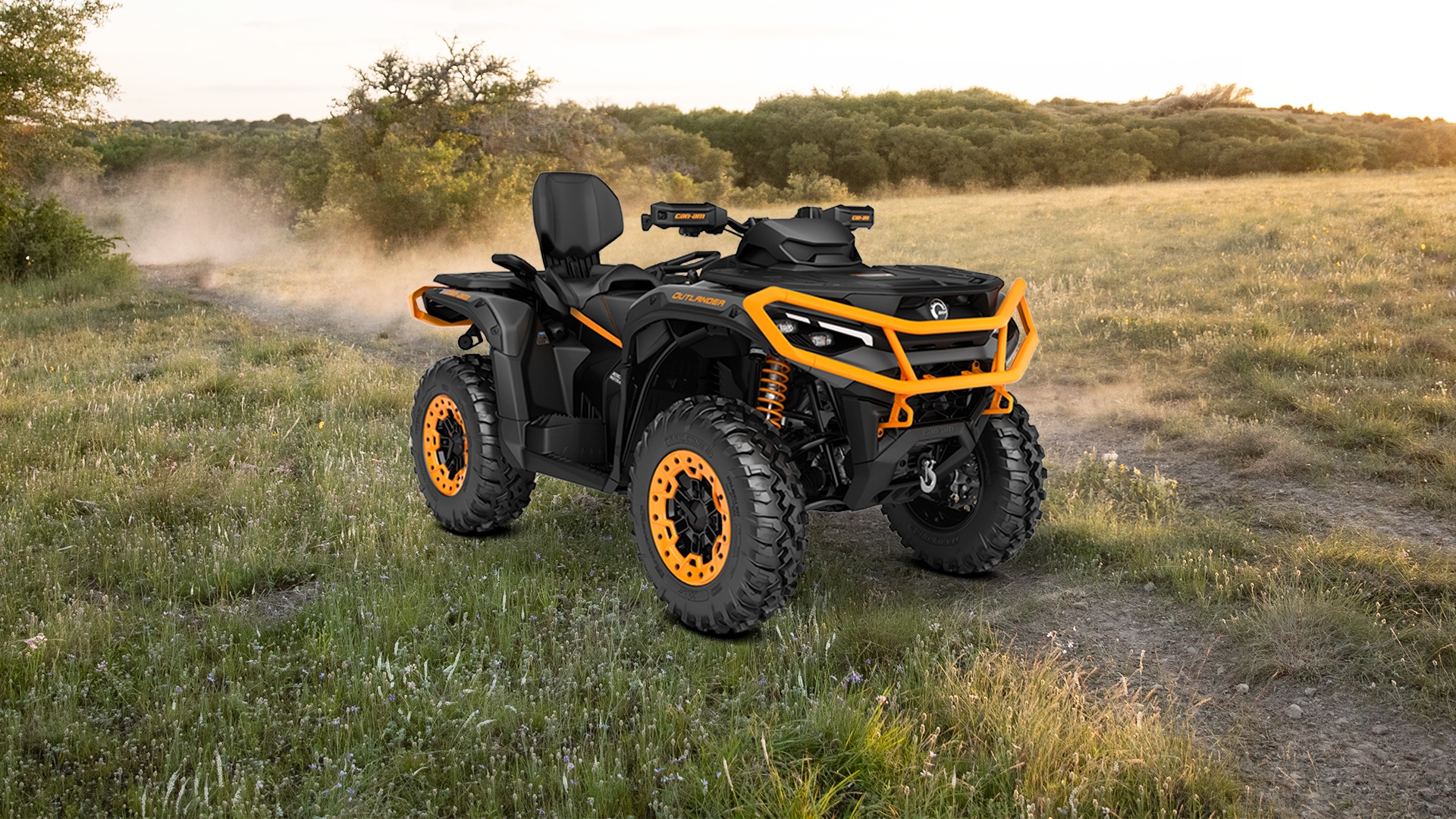 Modelo Outlander Max XT-P 1000R em trilha.