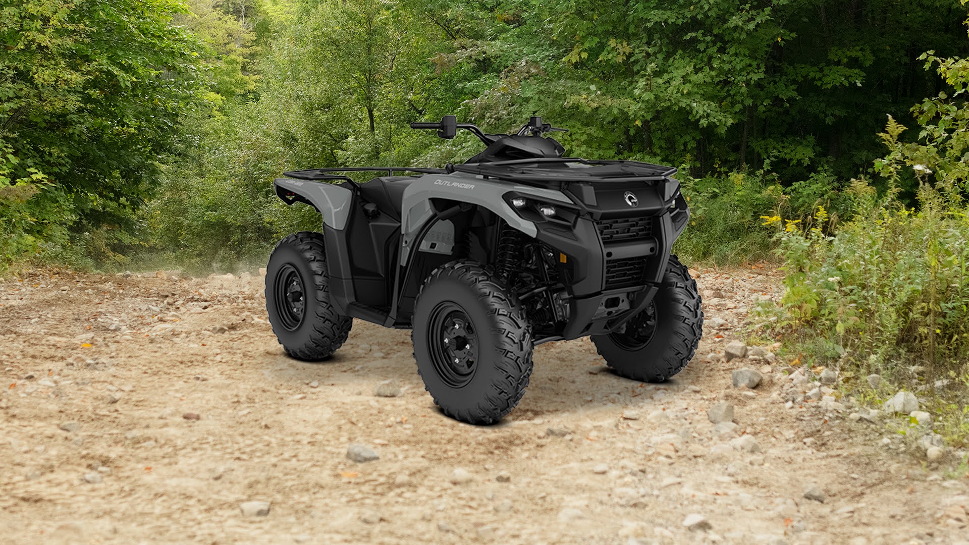 Modelo Outlander 500 2026 em trilha na floresta.