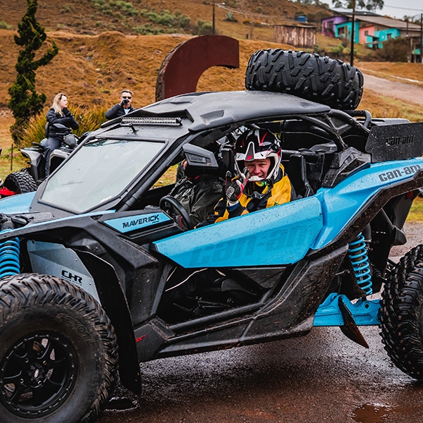 Um veículo Can-Am estacionado em um terreno de terra batida ou rochoso.