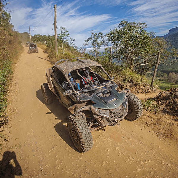 Três Can-Am SSV um atrás do outro em uma trilha de terra