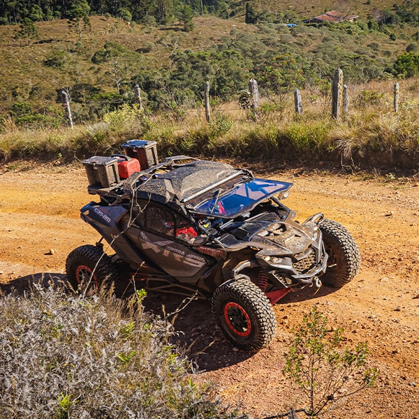 Um veículo Can-Am estacionado em uma estrada de terra.