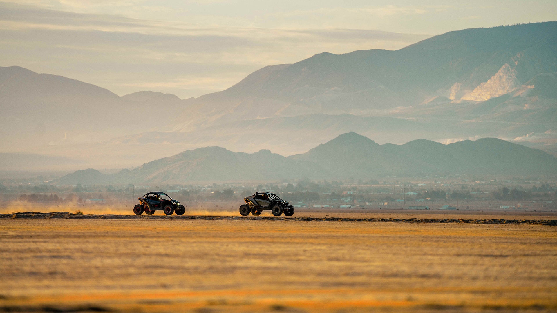 Dos Maverick atravesando el desierto velozmente durante el atardecer