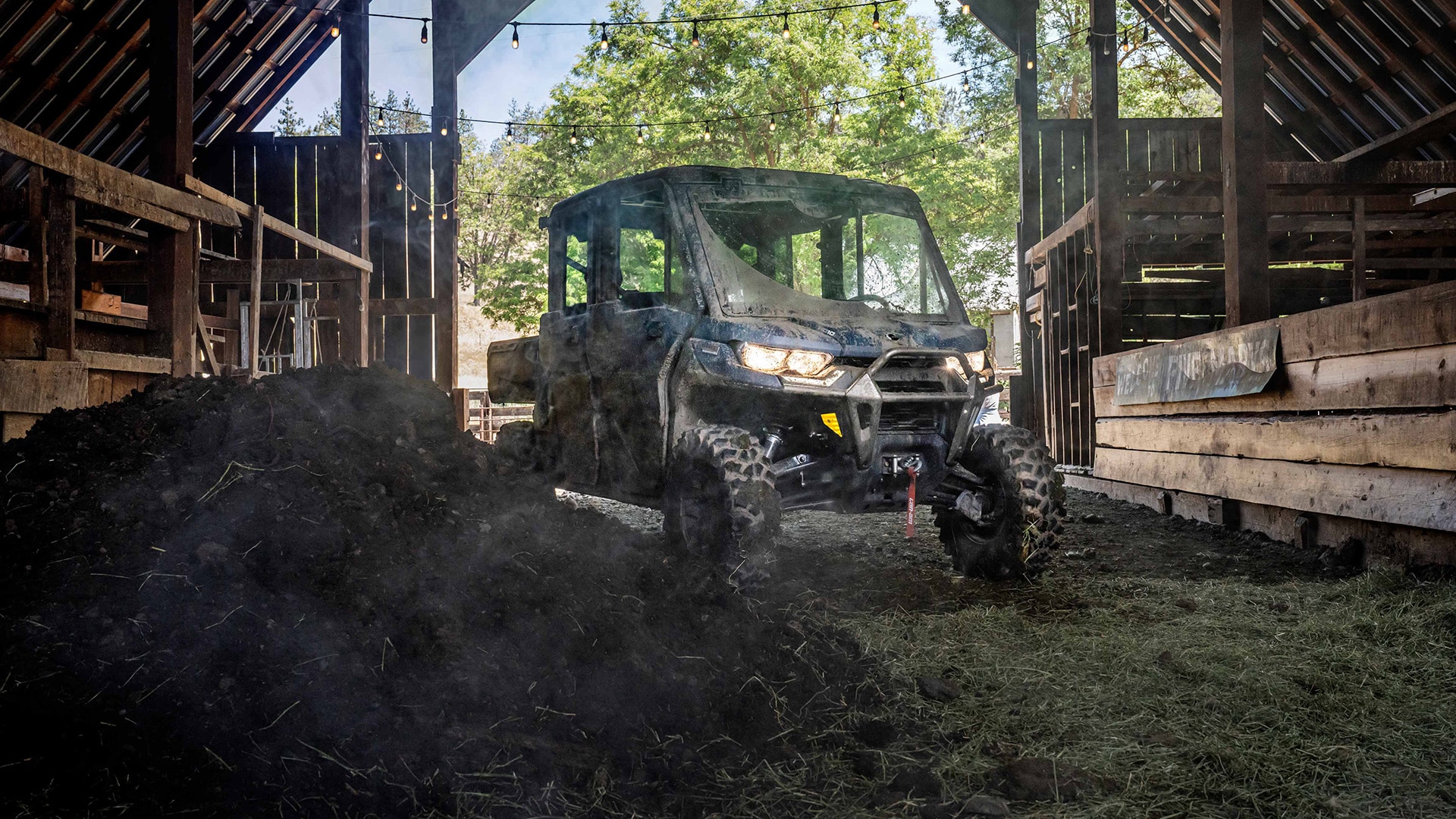 Hombre conduciendo su Defender a través de un camino lodoso