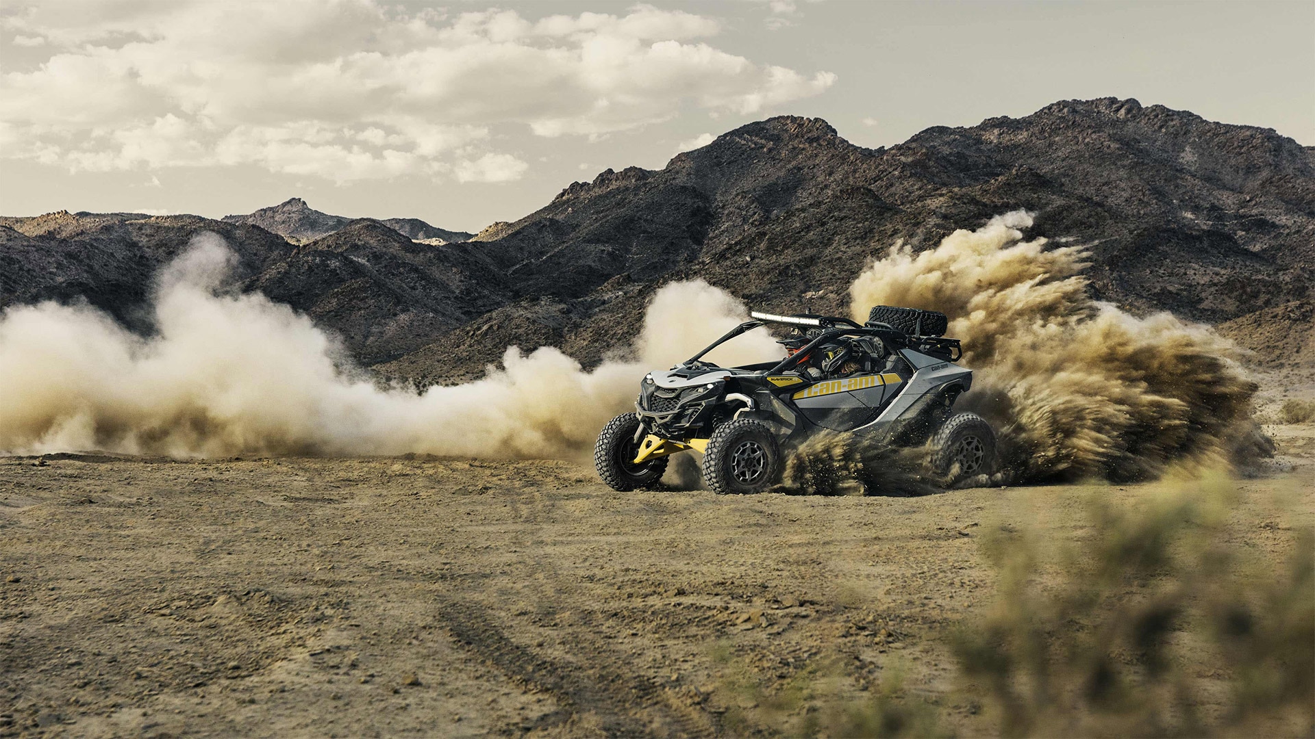 Maverick R derrapando por el desierto 