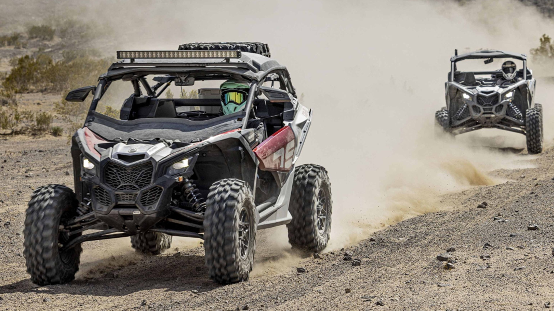 Caravana de Maverick X3 atravesando un camino rocoso