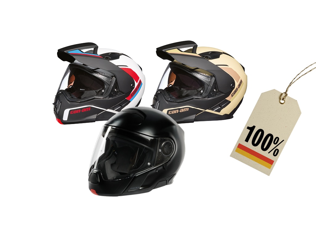 Cascos Can-Am y etiqueta de precio sobre un fondo blanco