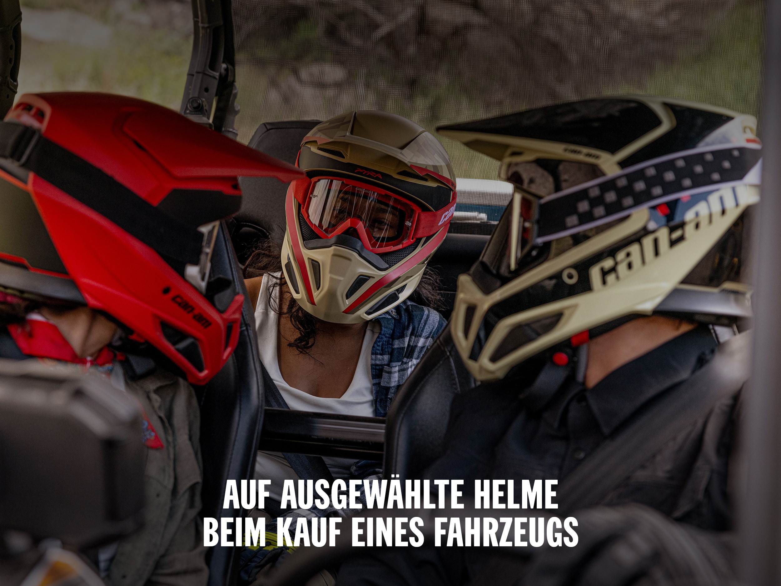 3 Personen mit Can-Am-Helmen