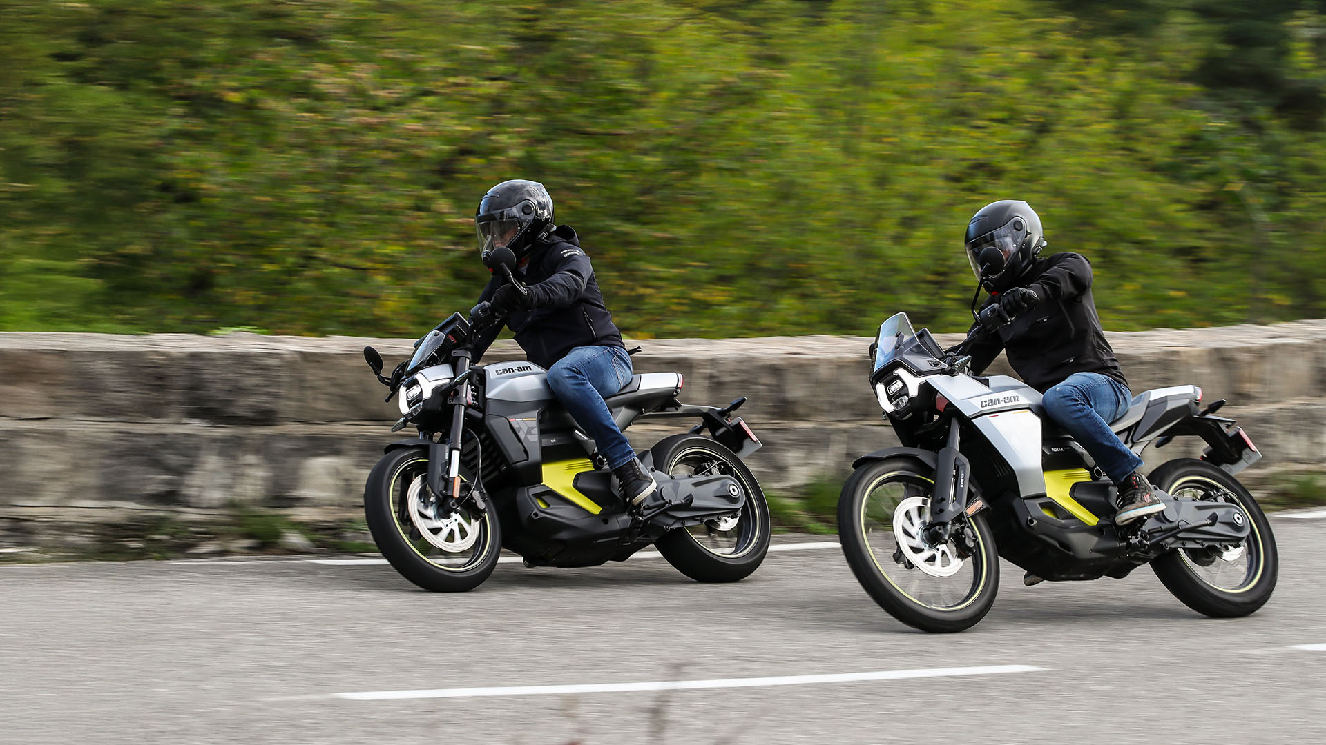 Twee mannen op Can-Am motorfietsen