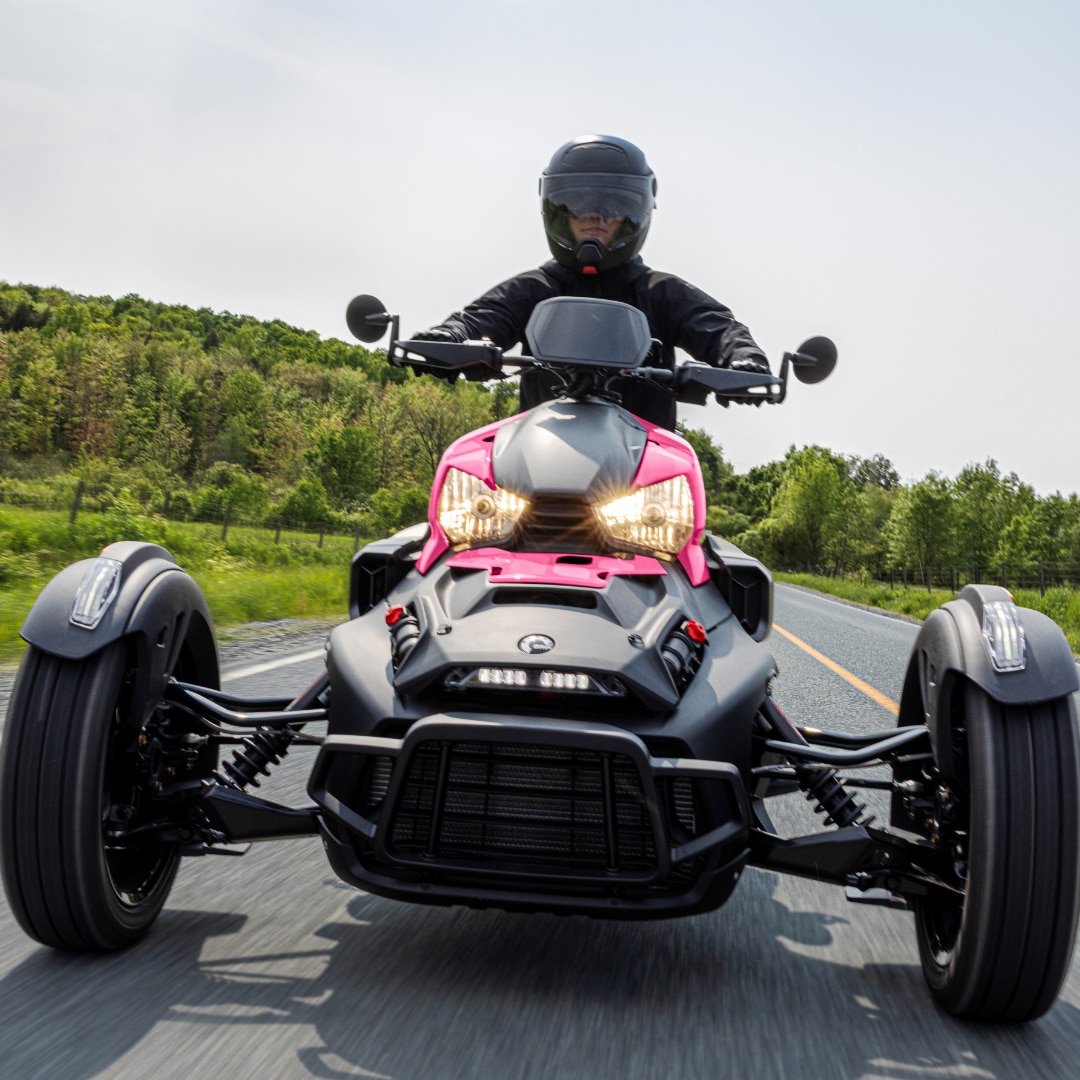 Fahrer fährt ein Can-Am Ryker 3-Rad-Motorrad