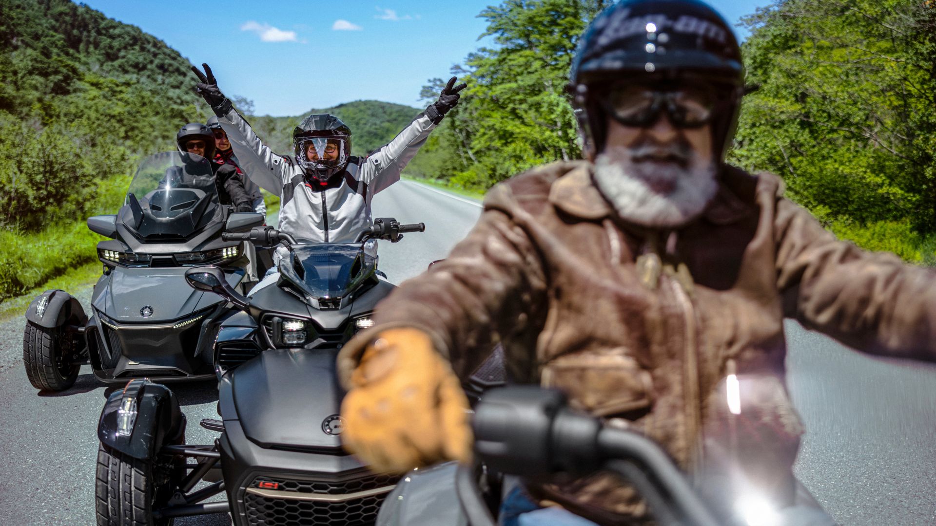 Drei Can-Am 3-Rad-Motorradfahrer stehen mitten auf einer Straße
