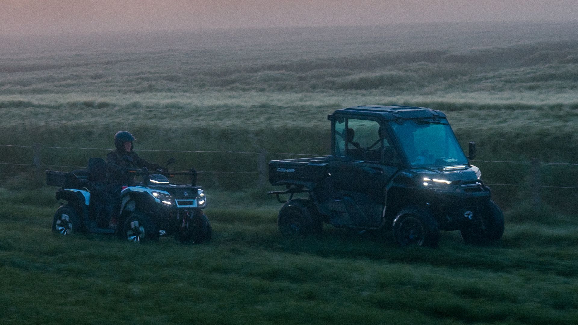 Can-Am Outlander Elektro-Quad und Traxter SxS fahren nebeneinander auf einem Feld