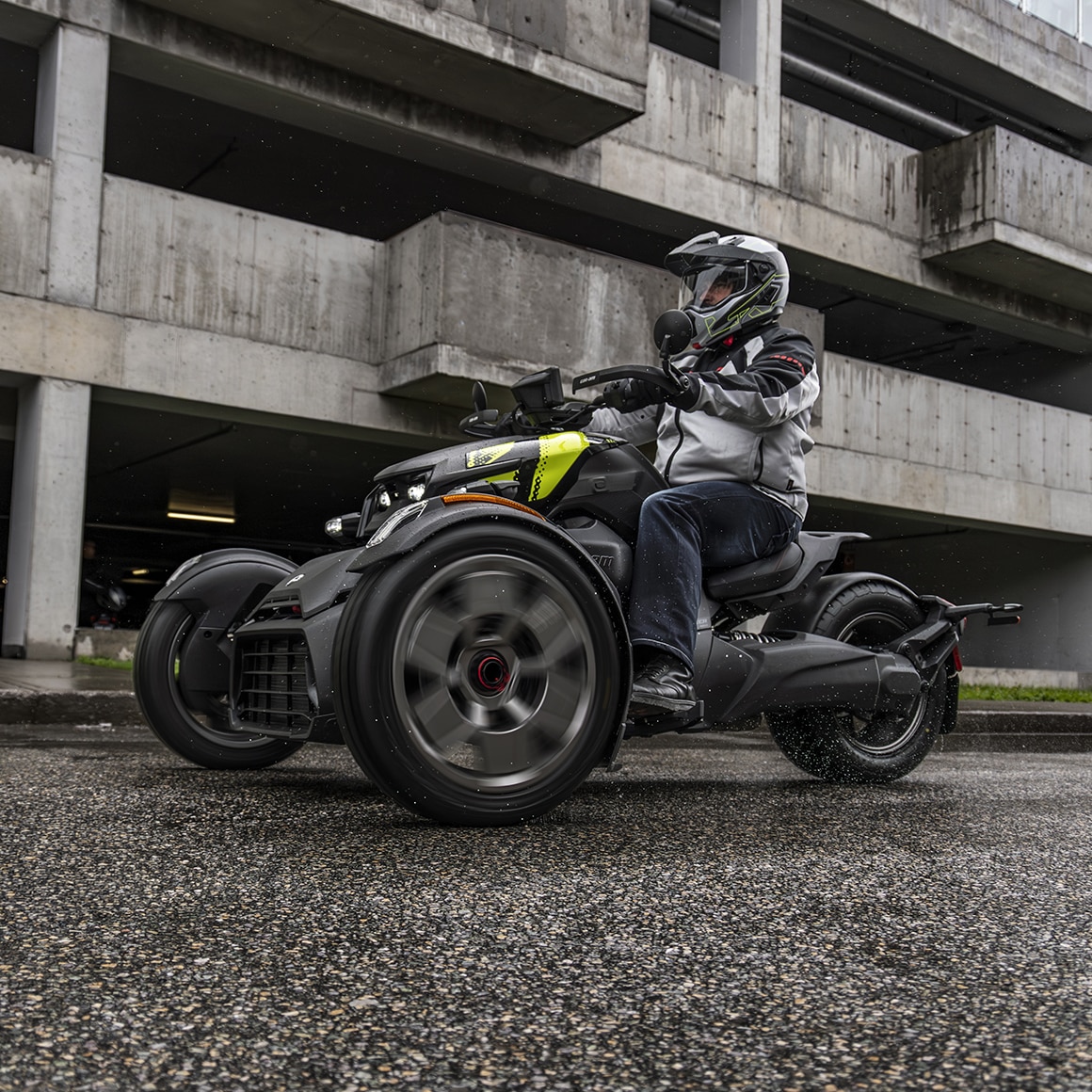 Motocycliste en balade avec un Can-Am Ryker 2027 en ville