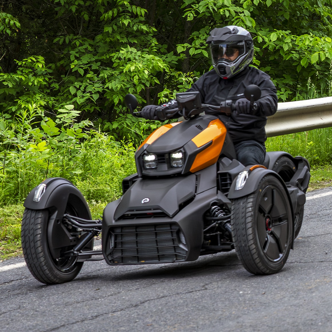Un motocycliste en excursion avec un Can-Am Ryker équipé de panneaux latéraux personnalisés