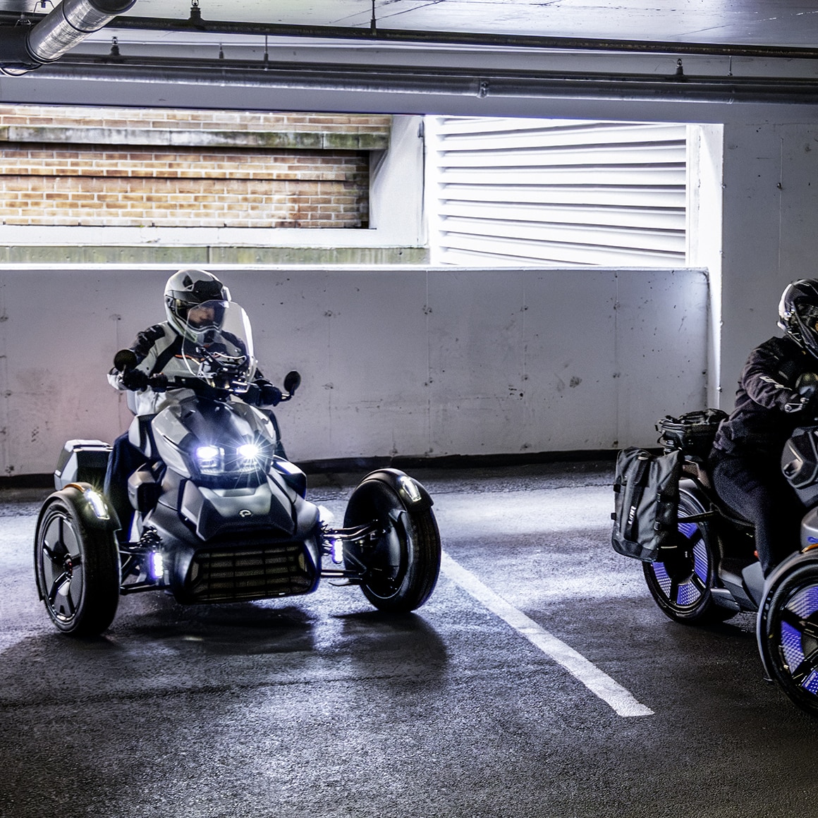 Deux motocyclistes prêts à partir avec le Can-Am Ryker nouvellement redessiné