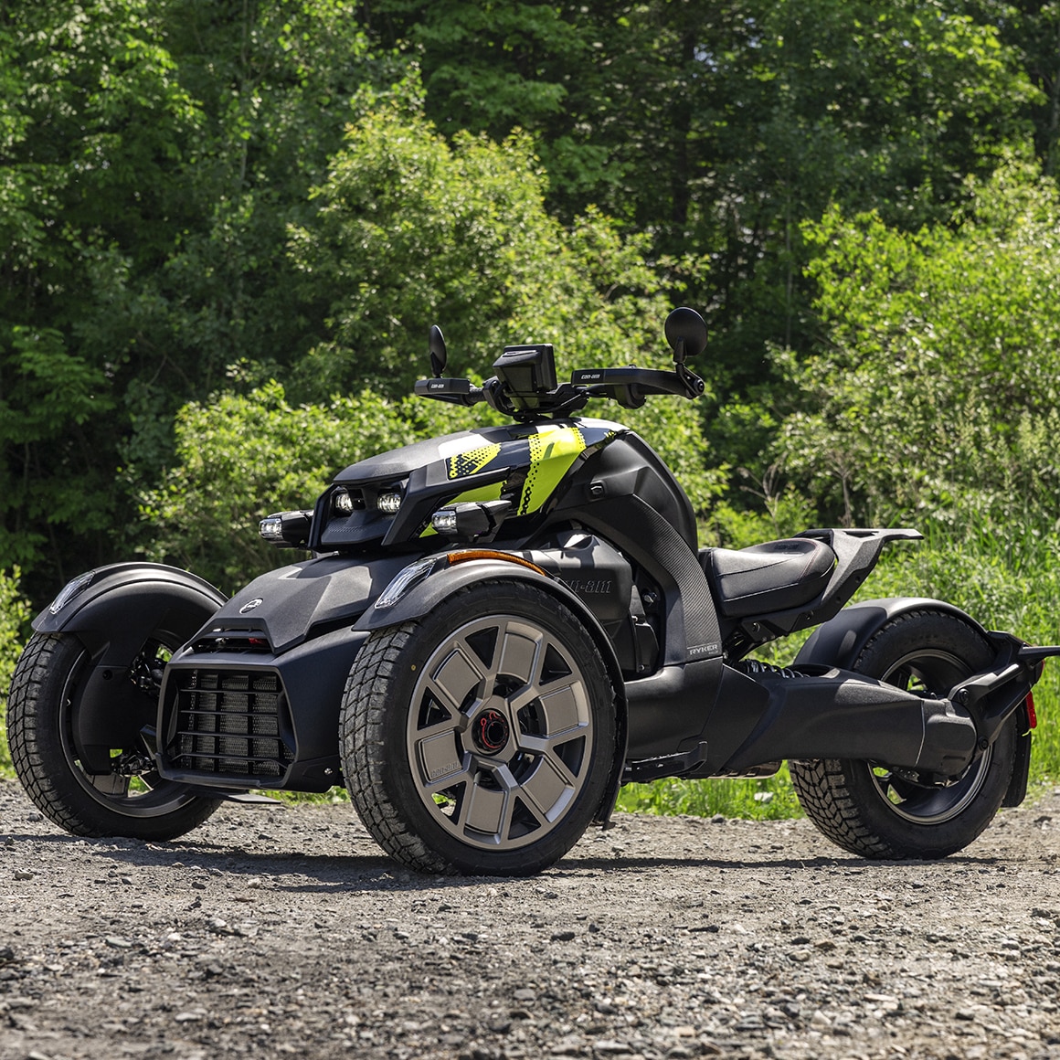 Un Can-Am Ryker 2027 redessiné sur un chemin de gravier