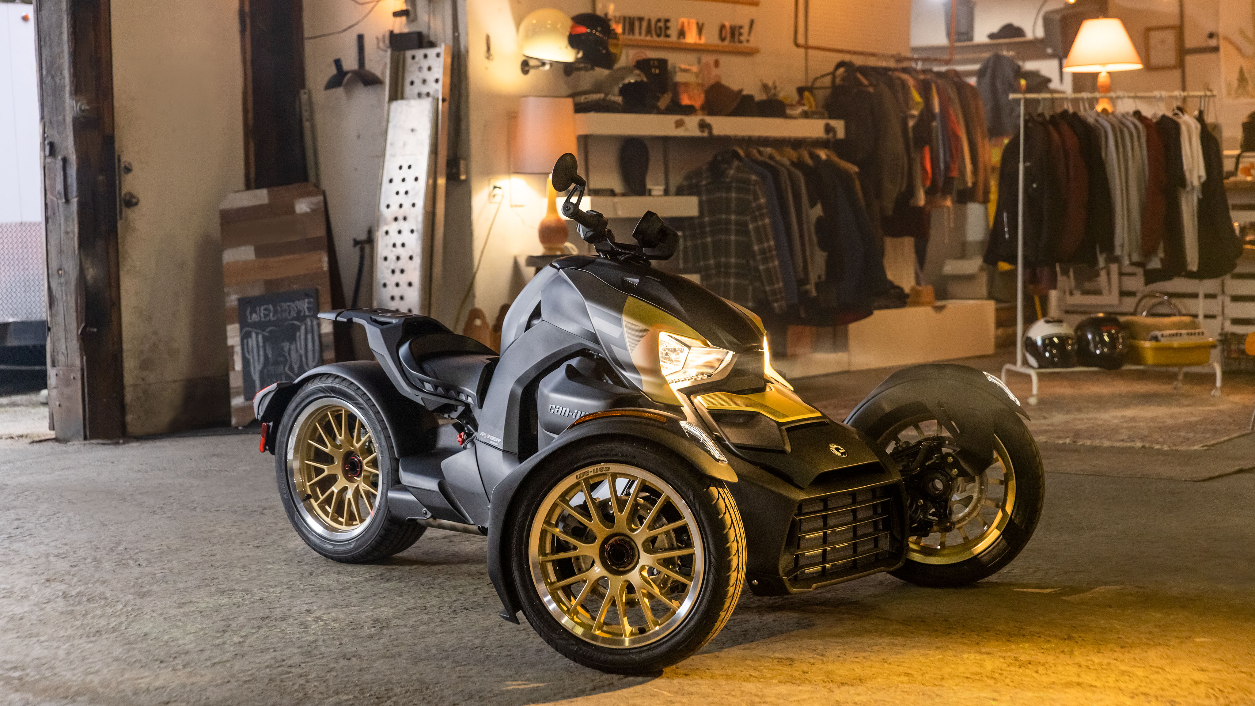 Un Can-Am Ryker Gold Rush edition stationné dans un garage