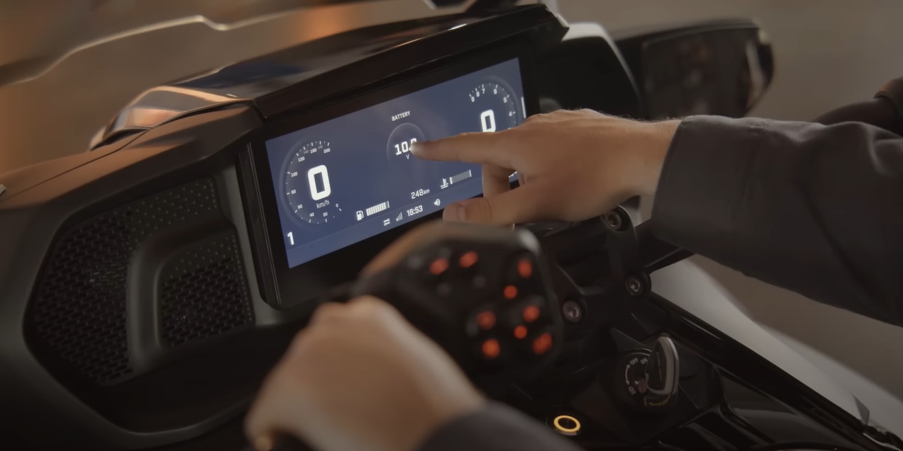 Full gauge view on the Can-Am 10,25'' touchscreen display