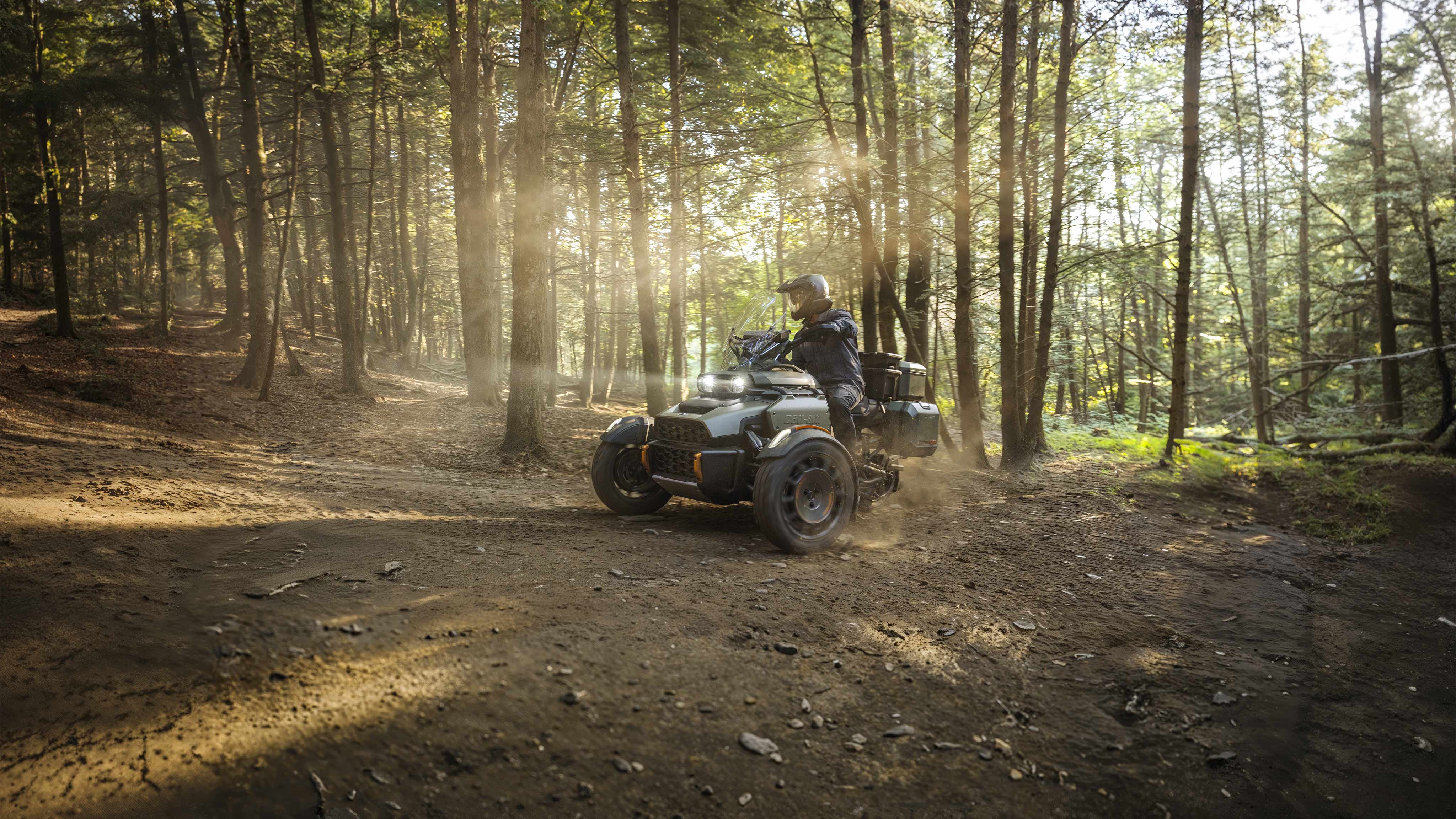 De gloednieuwe Can-Am Canyon 2025 die in het bos rijdt