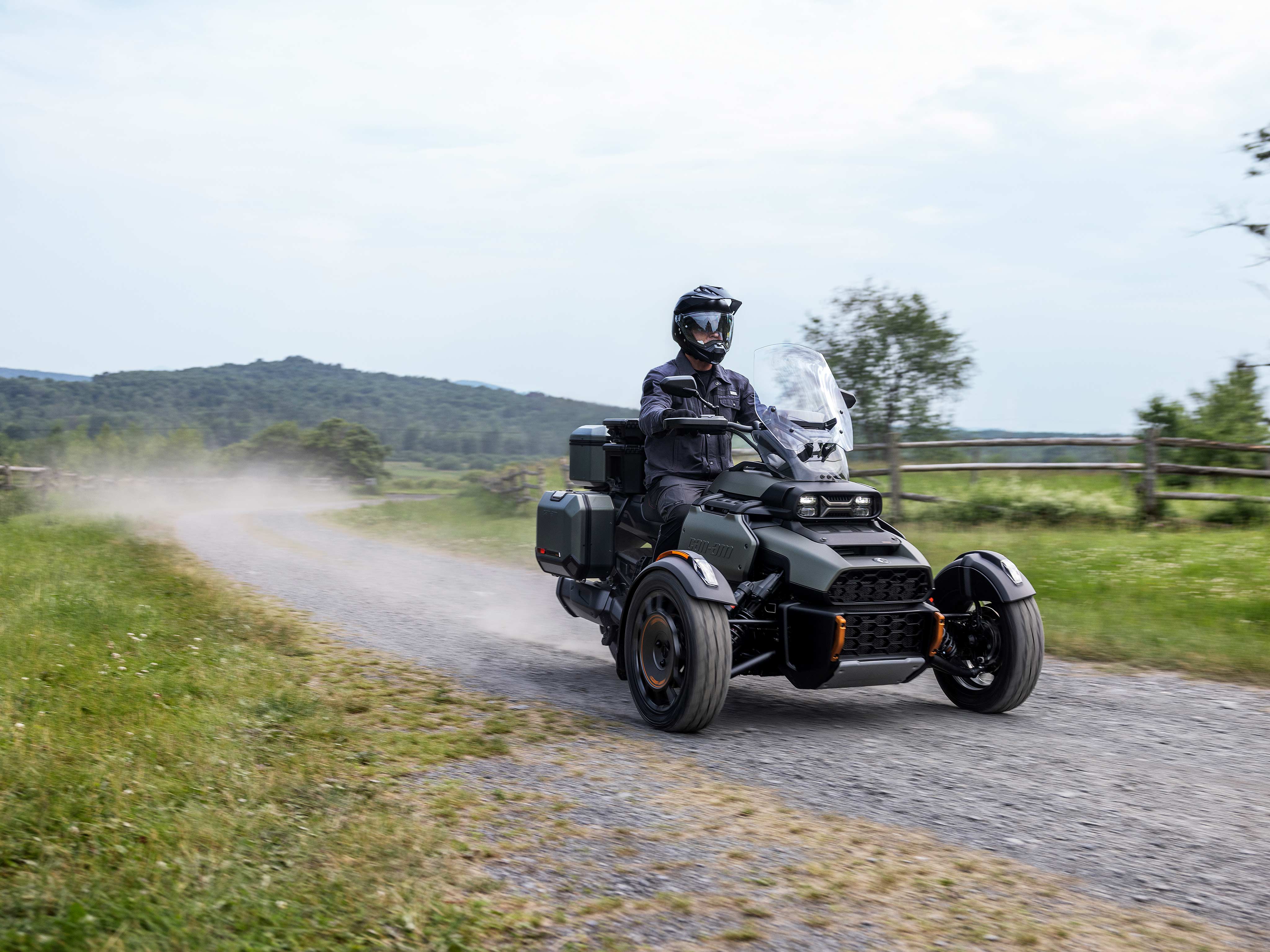 Can-Am Canyon Redrock op een gravelweg 