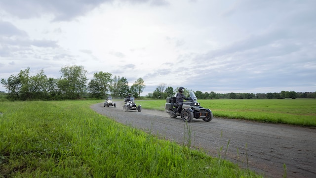 Drei Can-Am 3-Rad-Fahrzeuge fahren hintereinander auf einem Feldweg.