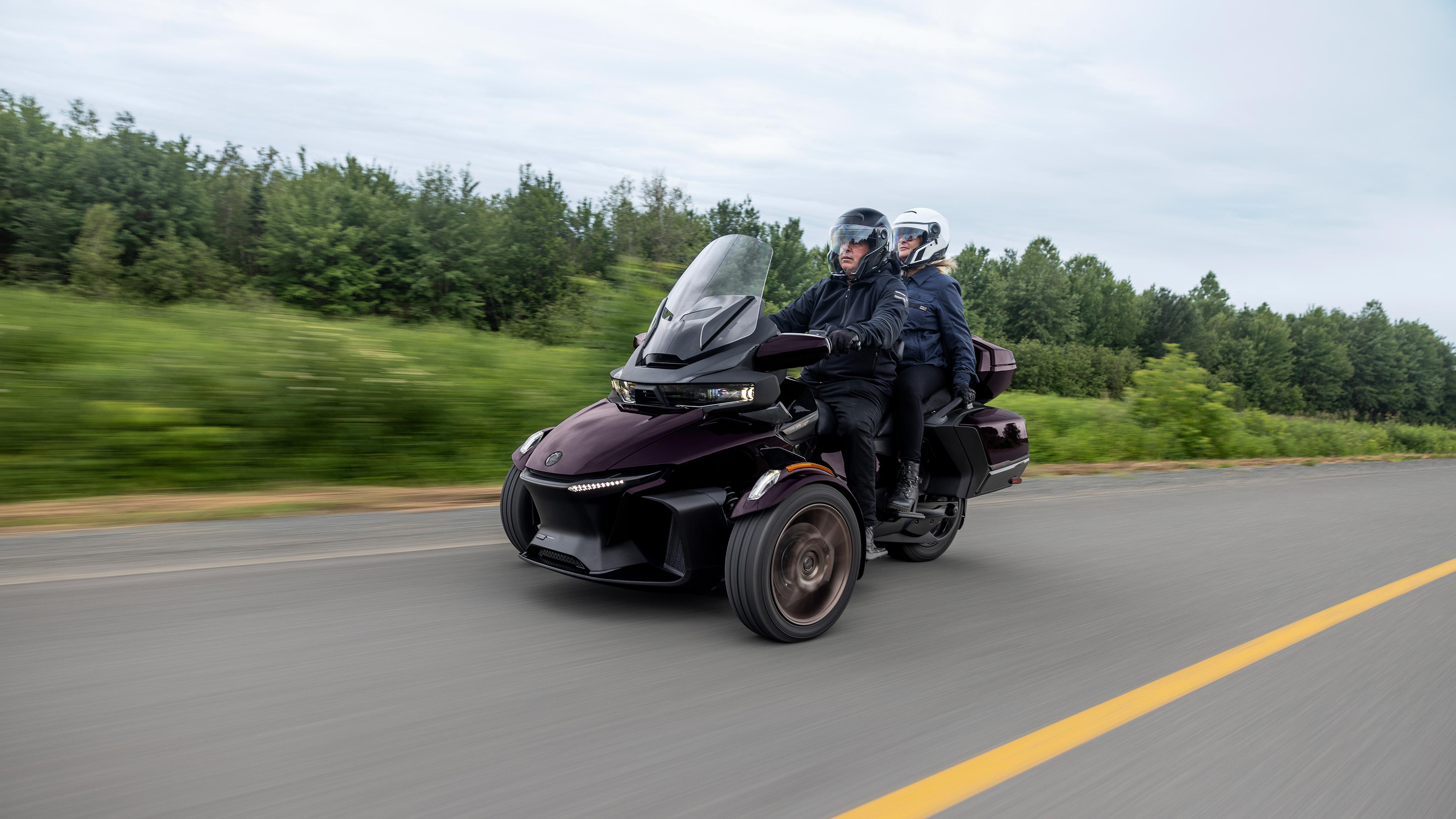 Deux conducteurs sur une belle route avec leur Can-Am Spyder RT 2025